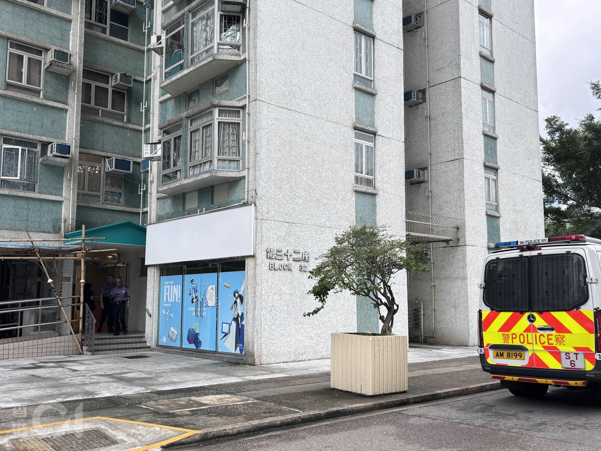 沙田第一城32座一對夫婦疑燒炭倒斃屋內,兒子登門揭發;警方到場調查。(林振華攝)