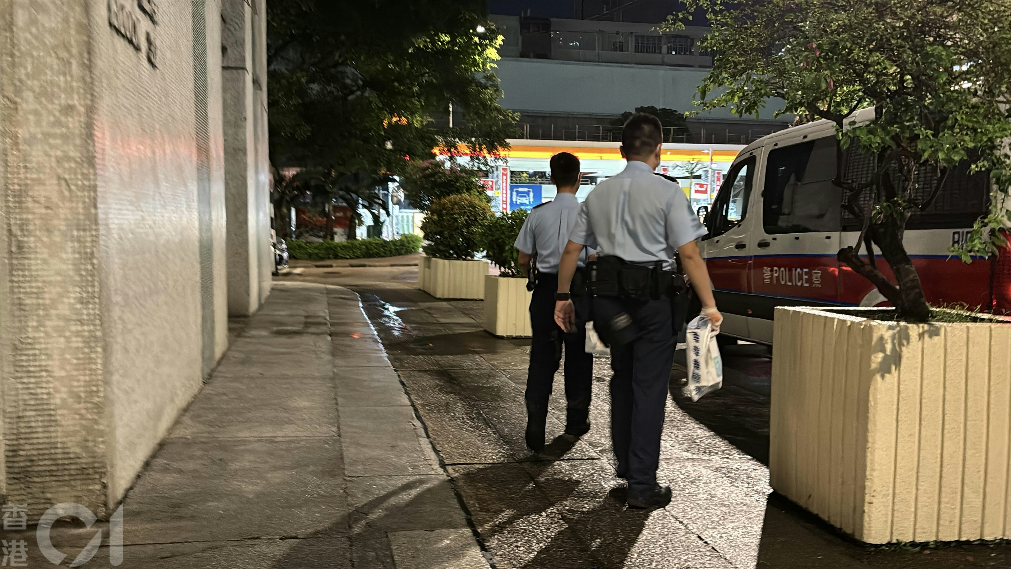 警員檢走證物離開。（林振華攝）