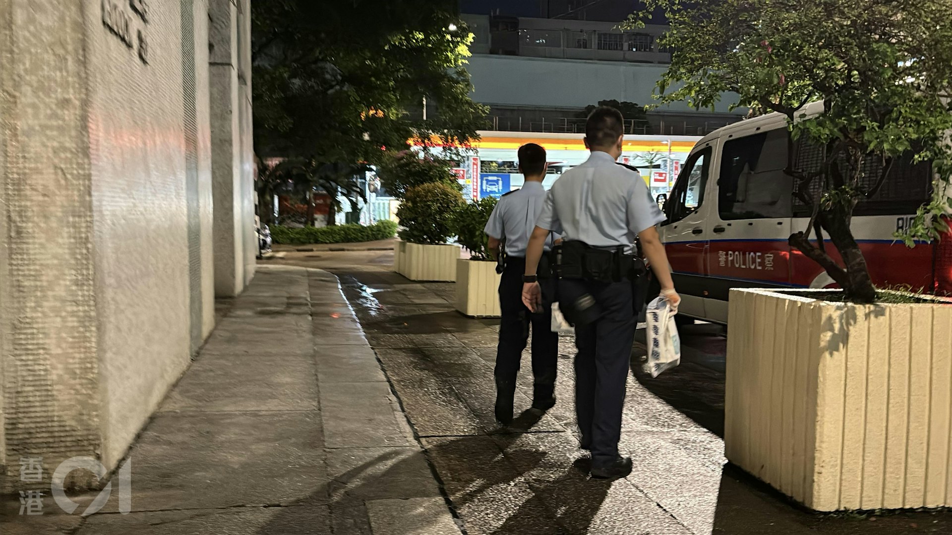 警員檢走證物離開。(林振華攝)