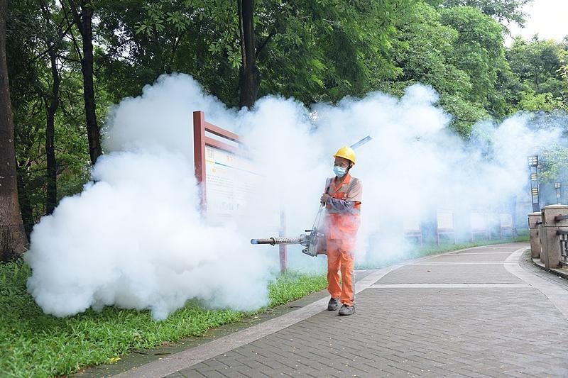 圖為廣東東莞，環衛綠化工人使用煙霧機滅蚊，預防登革熱、基孔肯雅熱等蚊媒傳染病。（視覺中國）