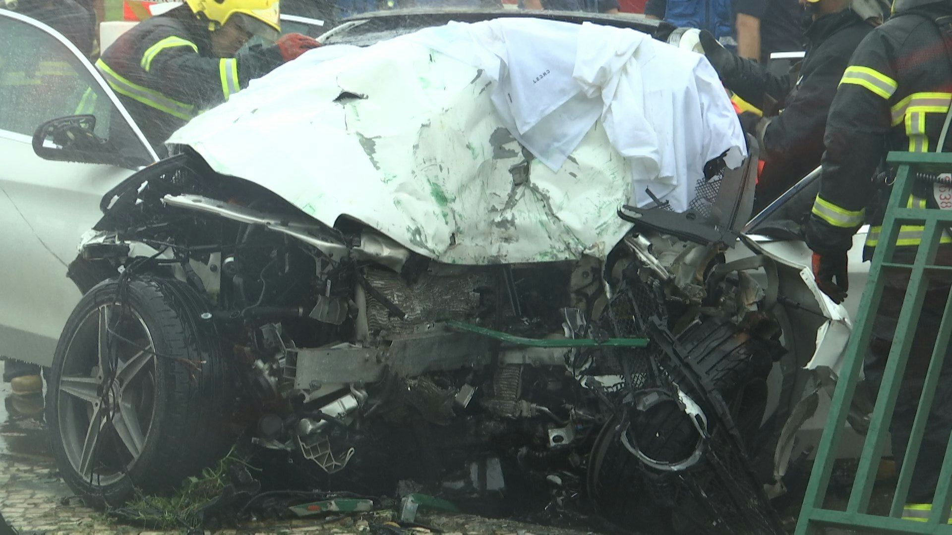 涉事私家車車頭嚴重變形毀爛。(澳廣視影片截圖)