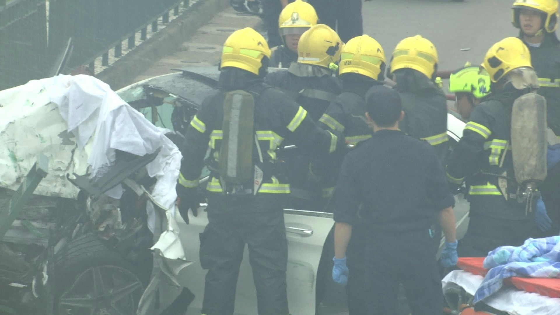 消防救出車內傷者。（澳廣視影片截圖）