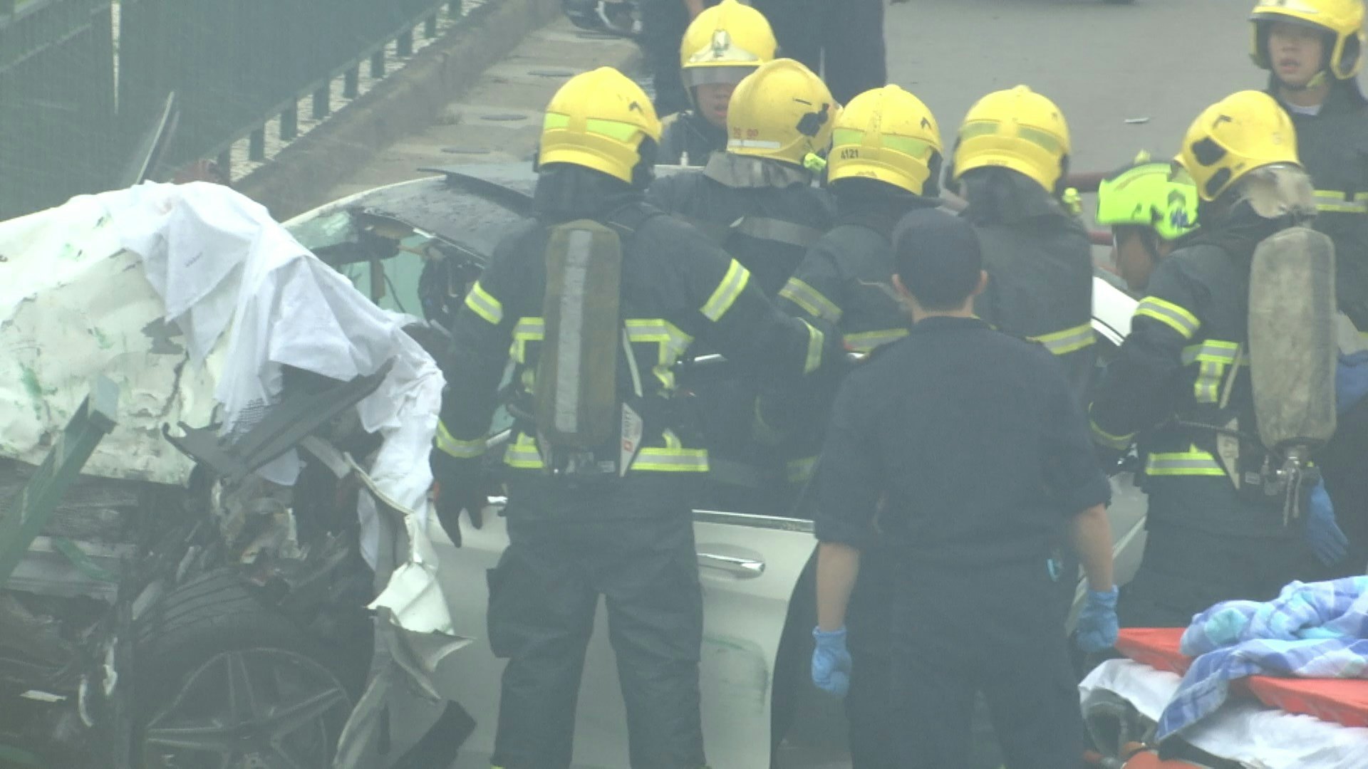 消防救出車內傷者。(澳廣視影片截圖)