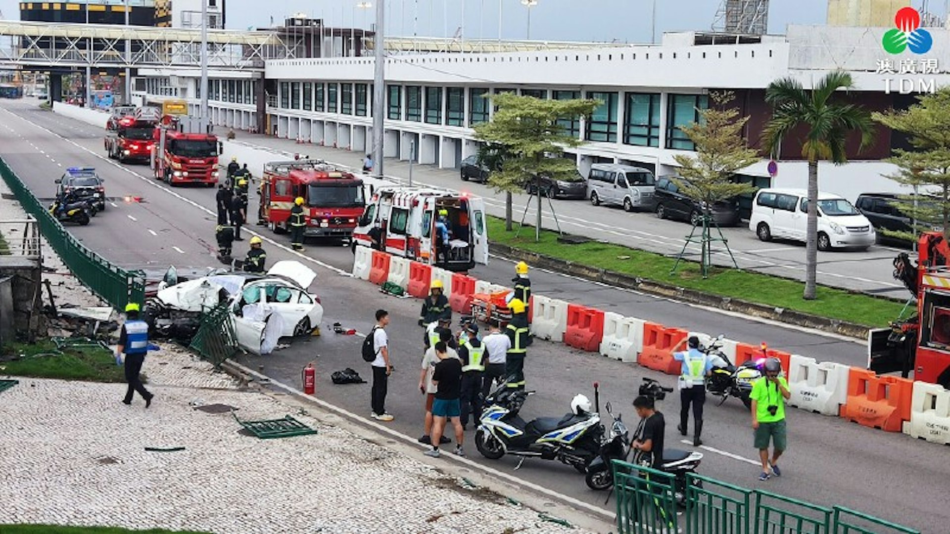 一輛私家車在友誼大馬路、近格蘭披治賽車大樓水塘看台時失控撞欄。(澳廣視圖片)