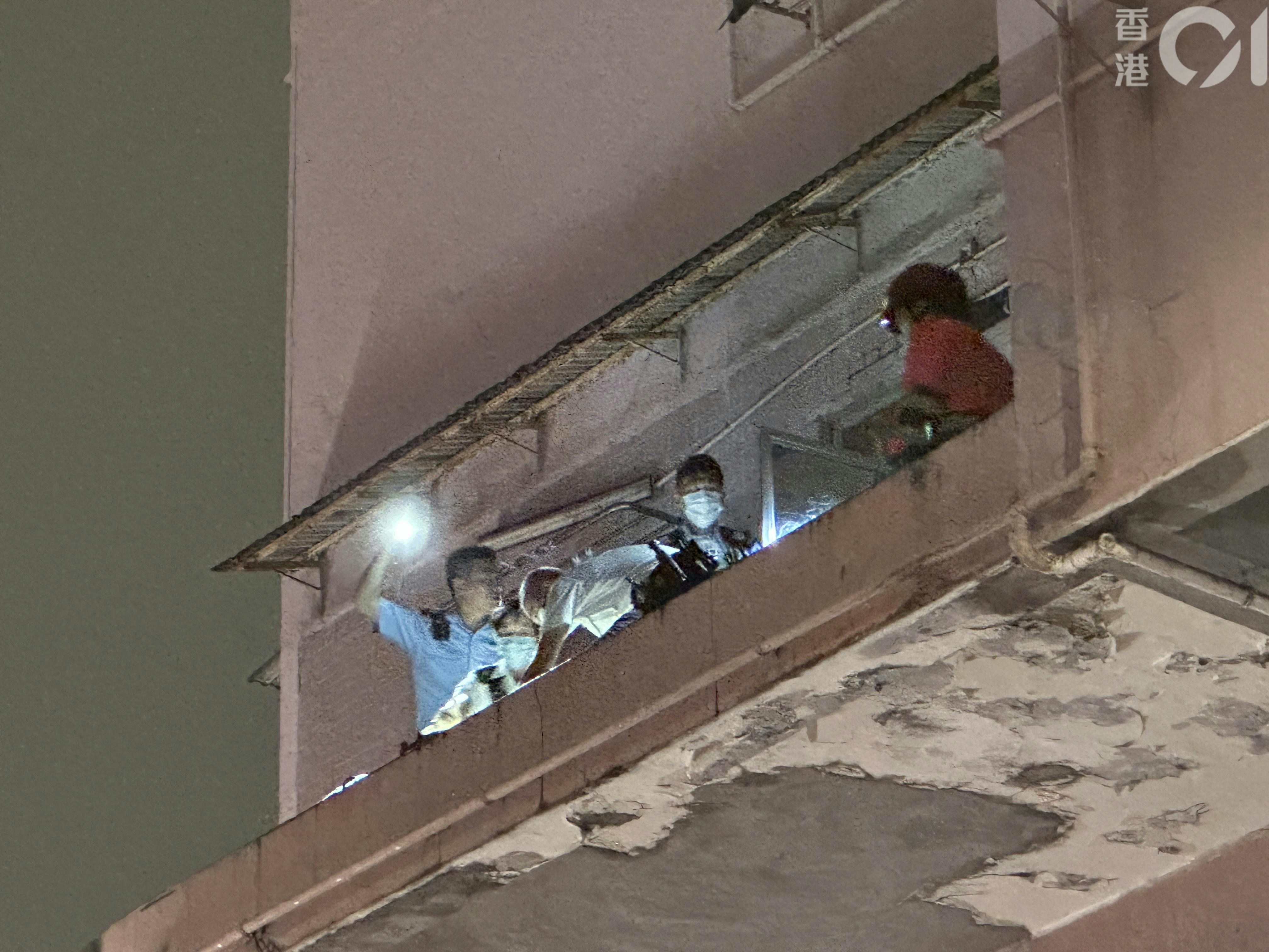 深水埗華登大廈兩名男子墮樓身亡；警員在平台簷篷調查。（王譯揚攝）