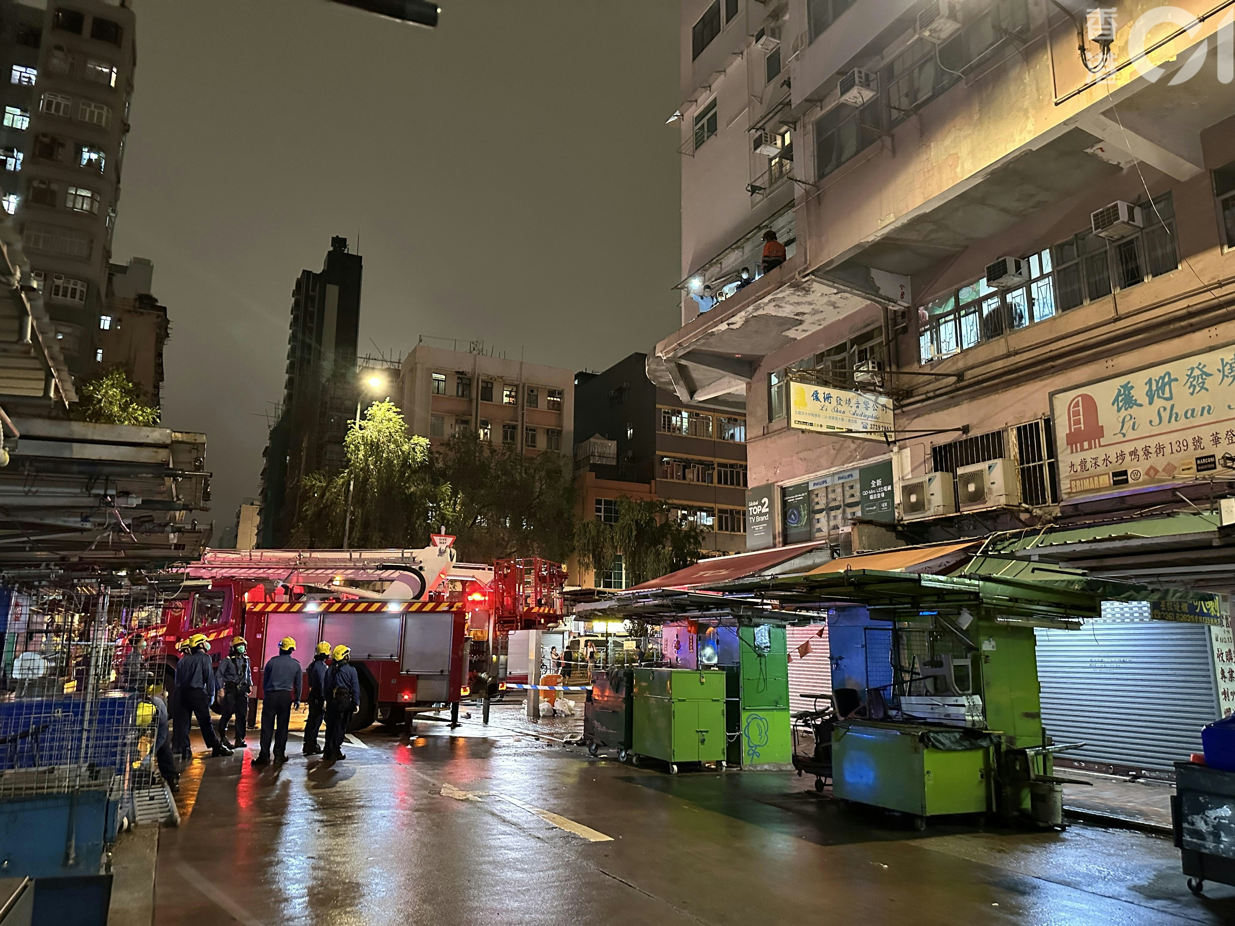 深水埗華登大廈兩名男子墮樓身亡。（王譯揚攝）