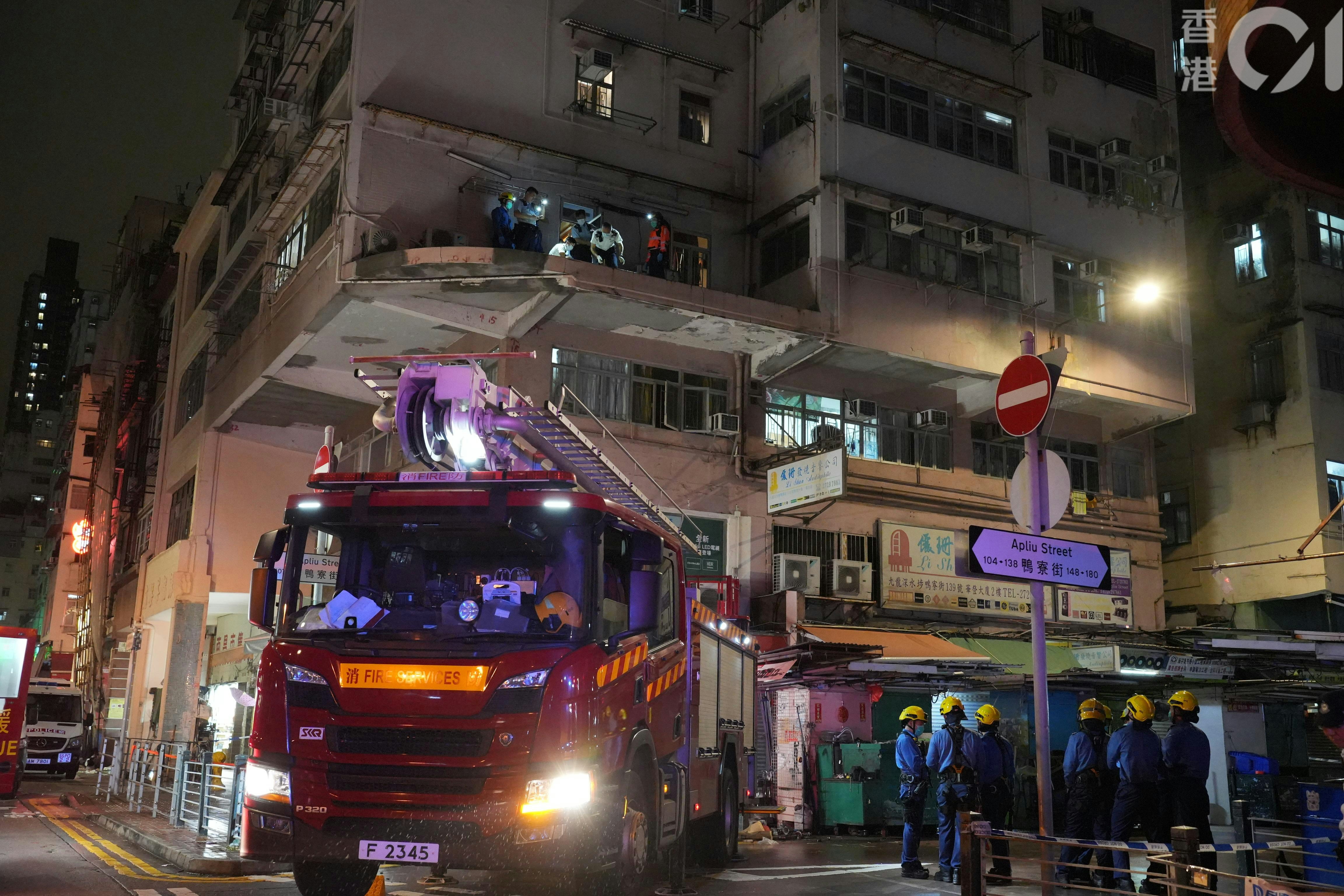 消防到場協助將死者遺體移回地面。（左朗星攝）