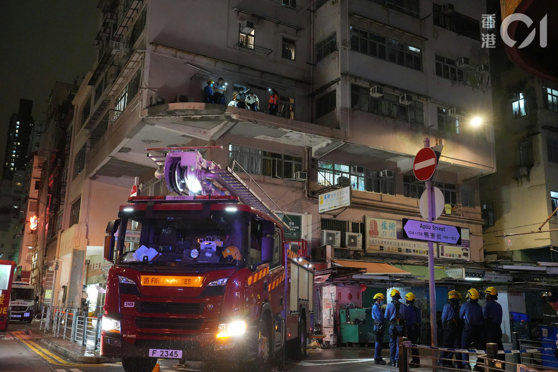 消防到場協助將死者遺體移回地面。(左朗星攝)