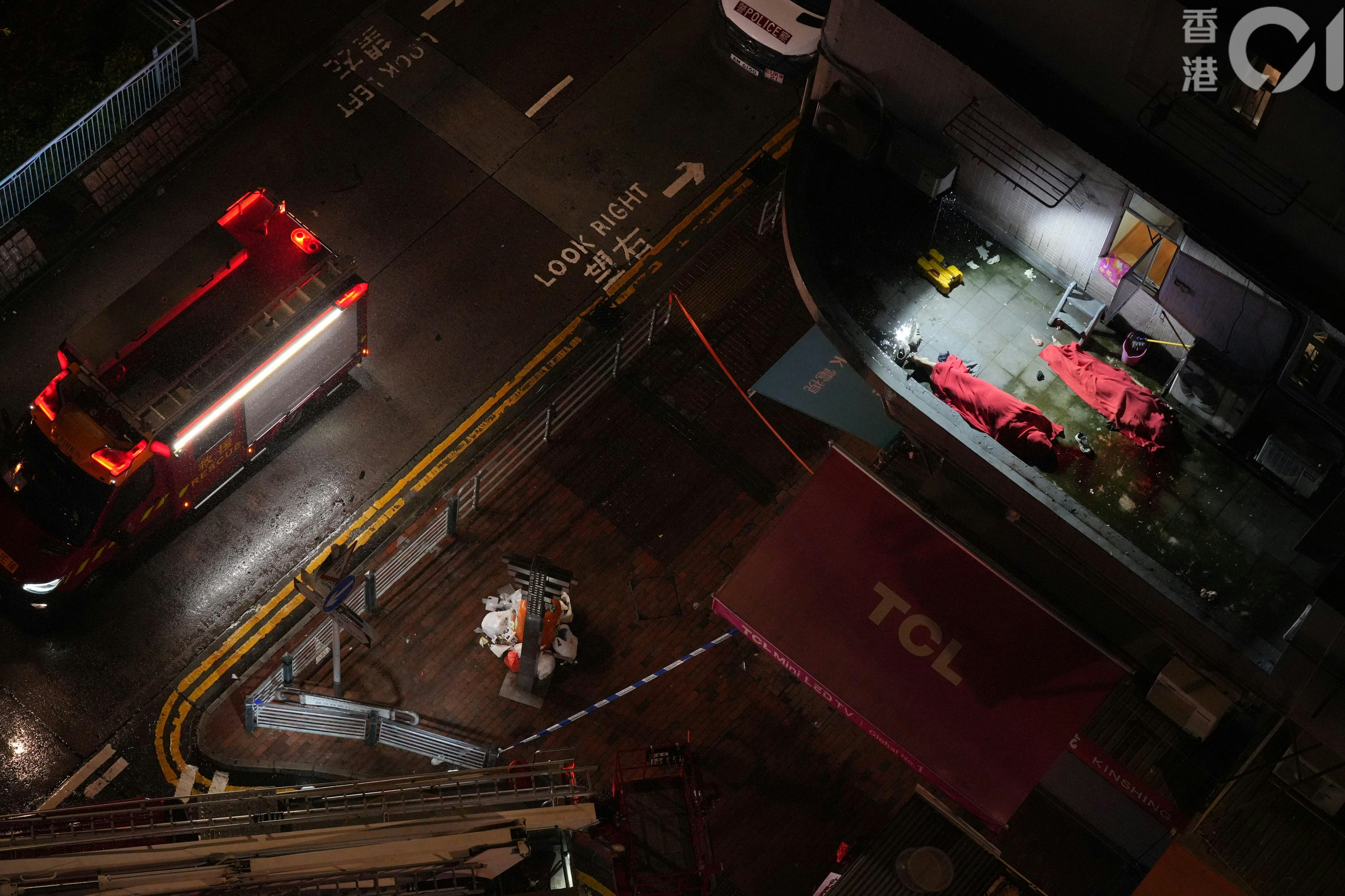 兩名男子飛墮平台身亡，現場遺下大量血漬。（左朗星攝）