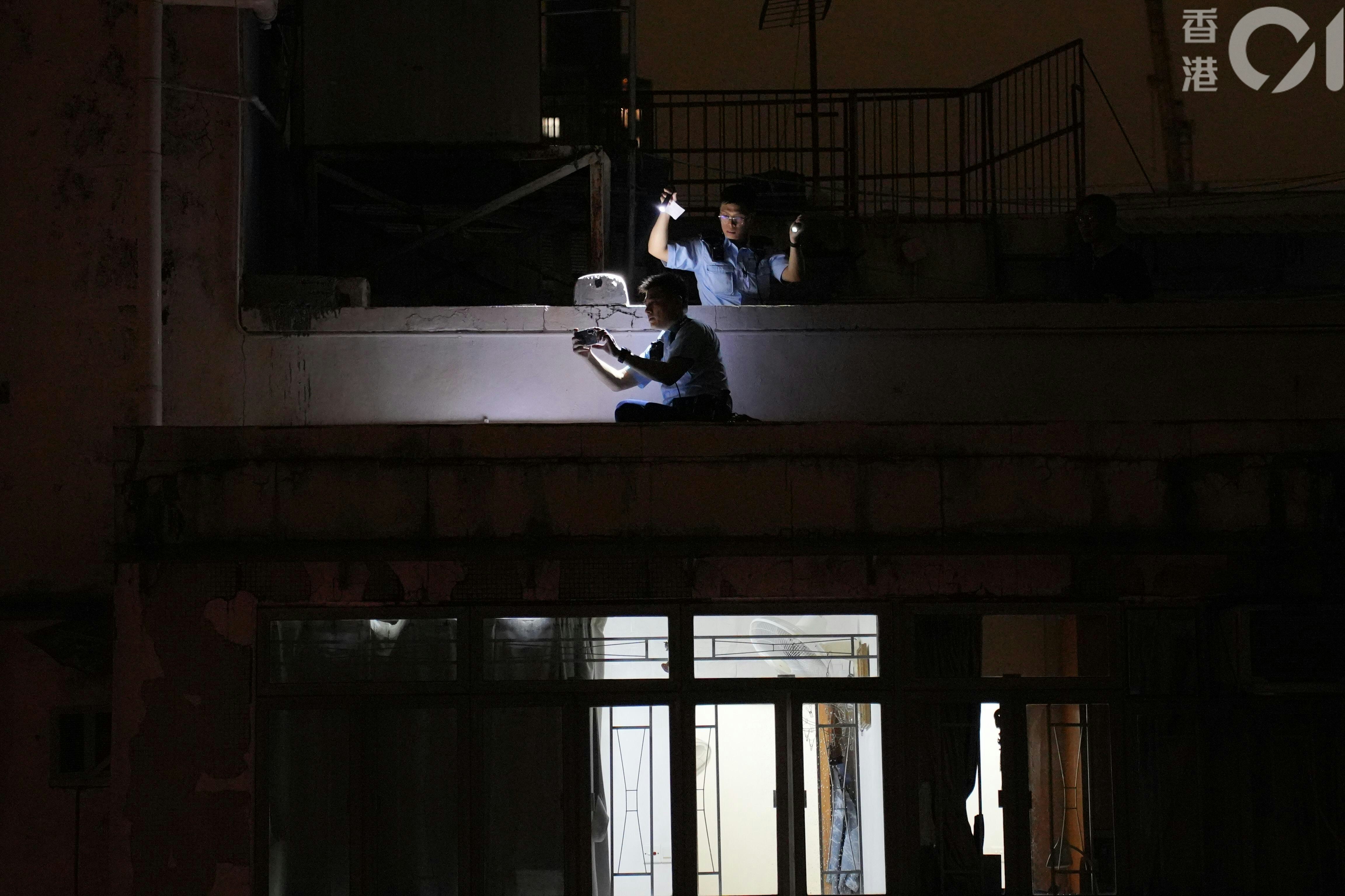 警員登上大廈天台調查。（左朗星攝）