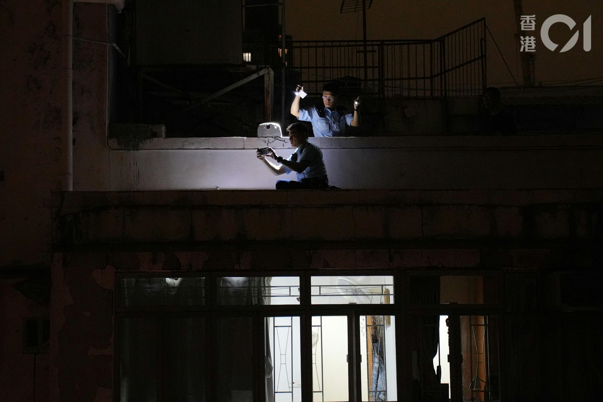 警員登上大廈天台調查。(左朗星攝)
