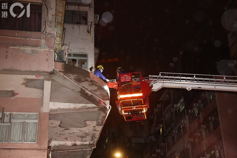 消防員利用升降台將死者遺體舁到地面。(陳永武攝)