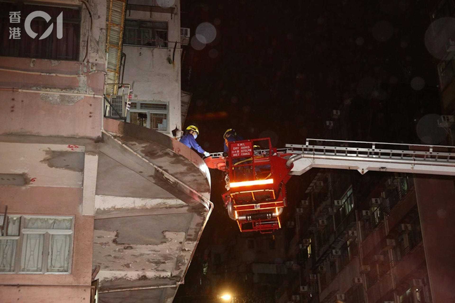 消防員利用升降台將死者遺體舁到地面。(陳永武攝)