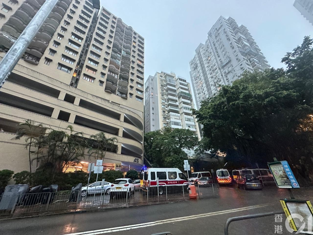 警方登上滿峰台調查。（羅敏妍攝）