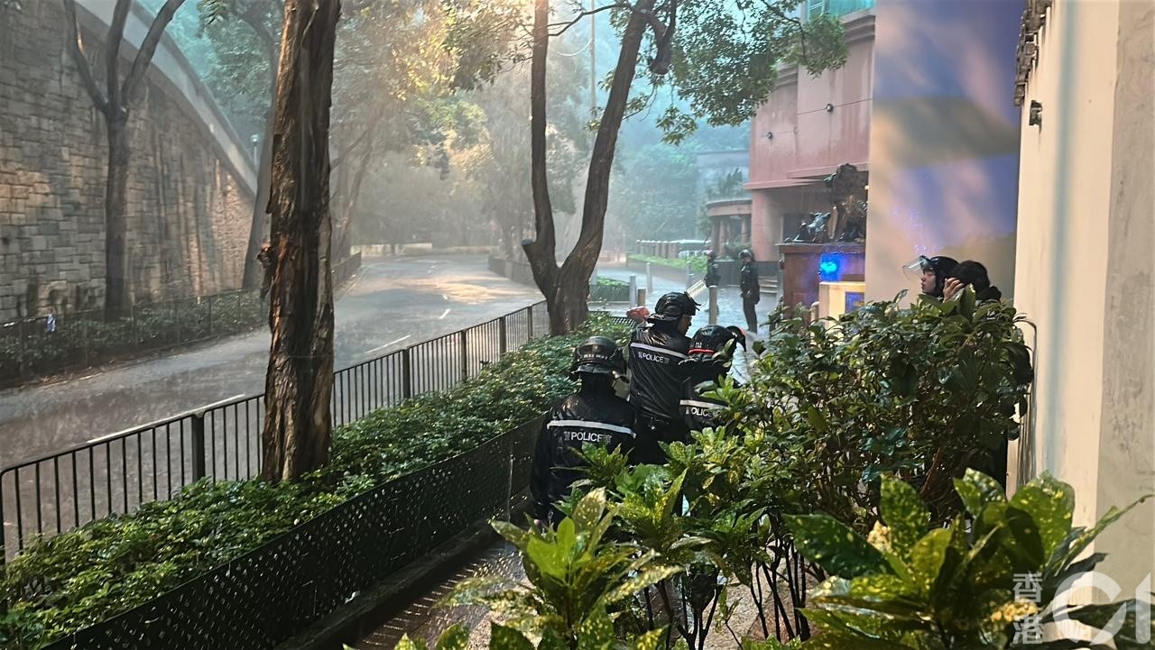 警方在附近找尋死者的頭顱。（羅敏妍攝）