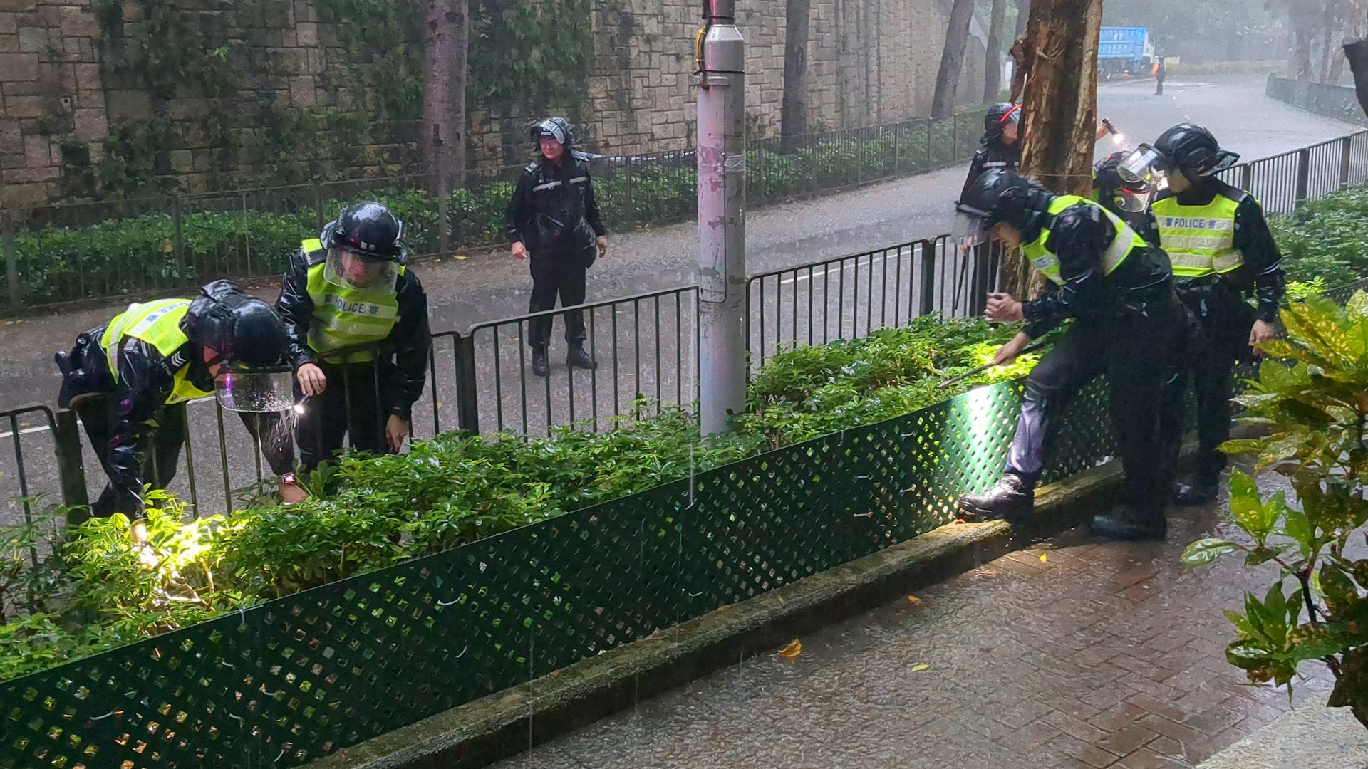 灣仔堅尼地道樹下驚現無頭屍大批警員封路雨中尋頭顱