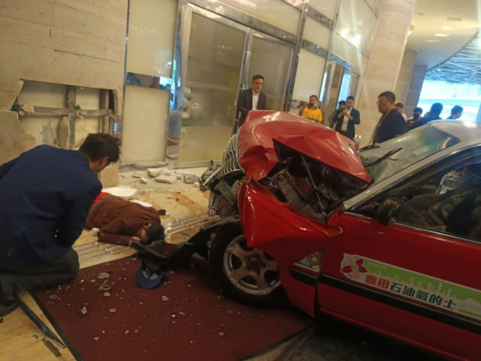 荃灣發生嚴重車禍。今日（5日）下午1時52分，楊屋道8號如心酒店地下入口，一輛的士懷疑自炒，據報一名男子嚴重受傷陷入昏迷，被送往瑪嘉烈醫院搶救後不治。（Bosco Chu網上圖片）