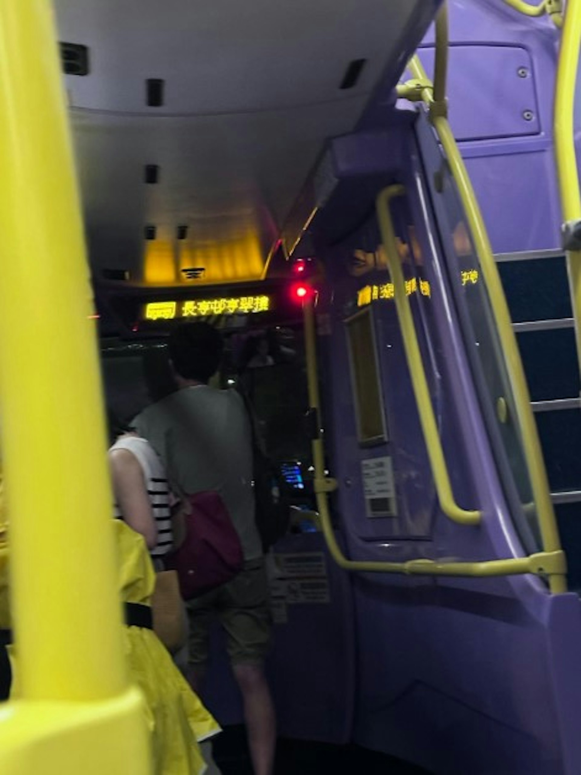 司機因持續暴雨難以看清路線,最終「行錯線」,有男乘客提出和司機一起下車,並重新查看路線。(「threads@christa_0811」圖片) 司機因持續暴雨難以看清路線,最終「行錯線」,有男乘客提出和司機一起下車,並重新查看路線。(「threads@christa_0811」圖片)