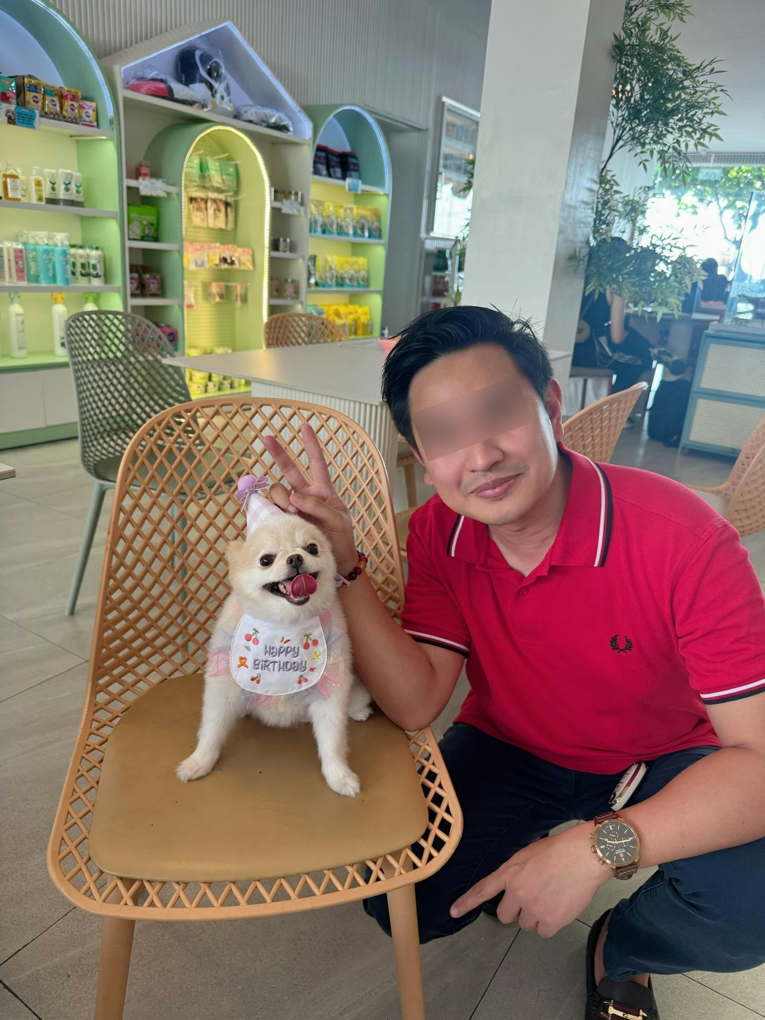 35歲菲律賓籍男遊客8月5日在荃灣如心酒店遭的士撞斃，他生前常在facebook分享生活照，圖為他為愛犬慶祝生日時，與愛犬的合照。（死者fb圖片）