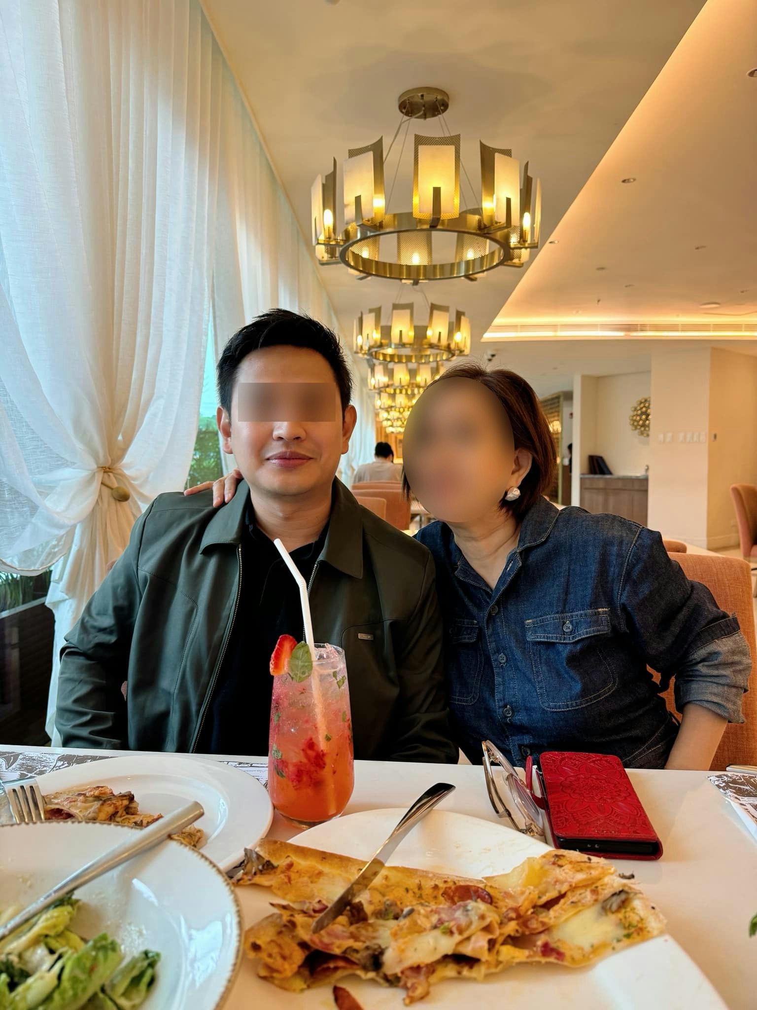 35歲菲律賓籍男遊客8月5日在荃灣如心酒店遭的士撞斃，他生前常在facebook分享生活照，圖為他去年為母親慶祝生日時與母親合照。（死者fb圖片）