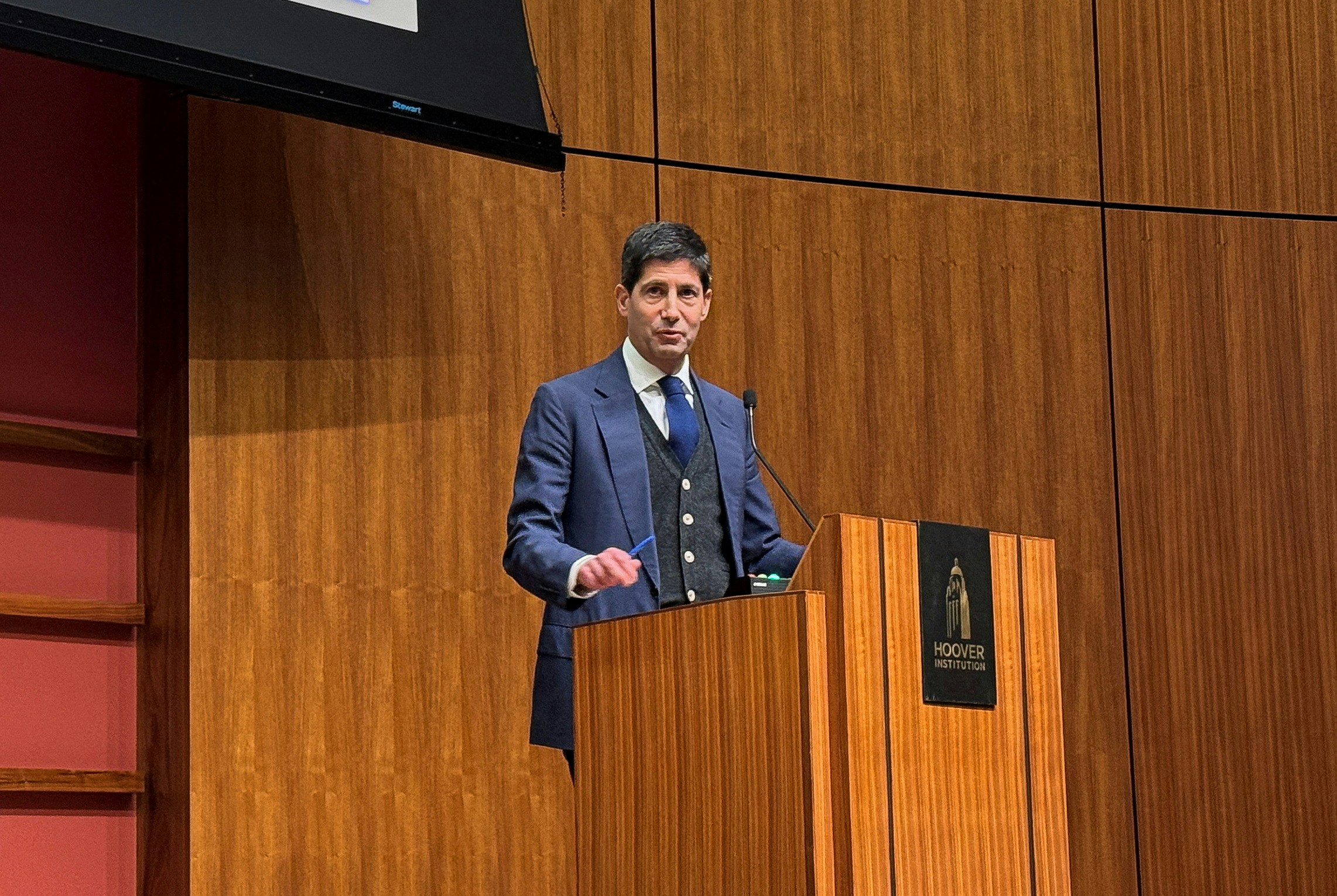 2025年5月9日，前联储局理事沃什（Kevin Warsh）在史丹福大学胡佛研究所的货币政策会议上发表演说。 （Reuters）