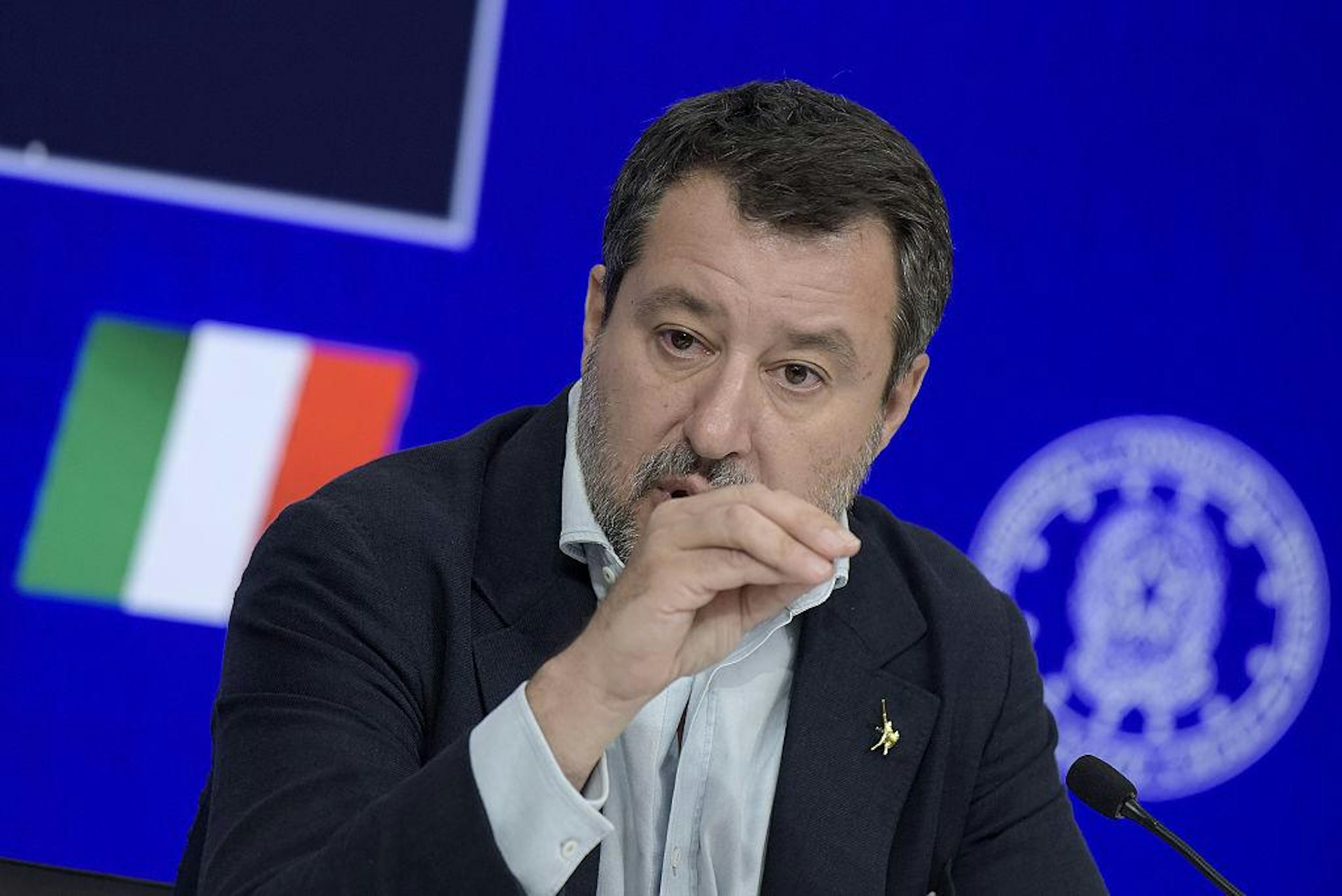 圖為2025年8月6日,意大利交通部長兼副總理薩爾維尼(Matteo Salvini)在羅馬出席記者會。(Getty Images)