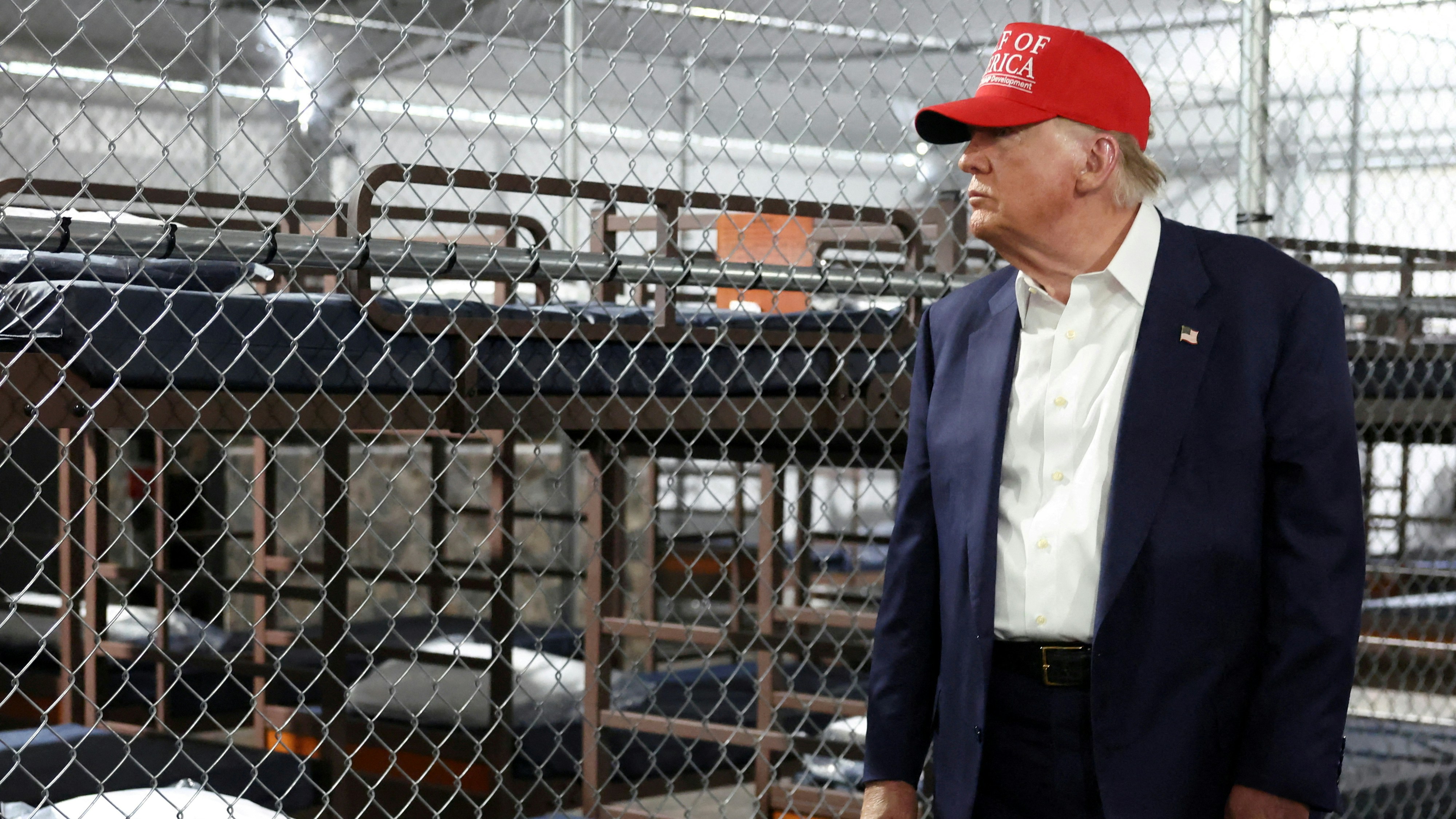 2025年7月1日,美国佛罗里达州奥乔皮(Ochopee),美国总统特朗普(Donald Trump)到访被称为「鳄鱼恶魔岛」的临时移民拘留中心。(Reuters)