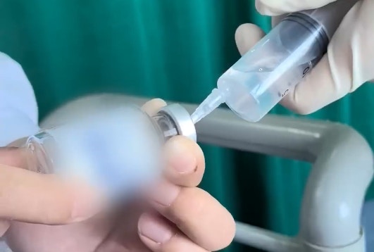 全球首个用于渐冻症的精准治疗药物在湖北武汉完成首针注射。 (湖北日报)