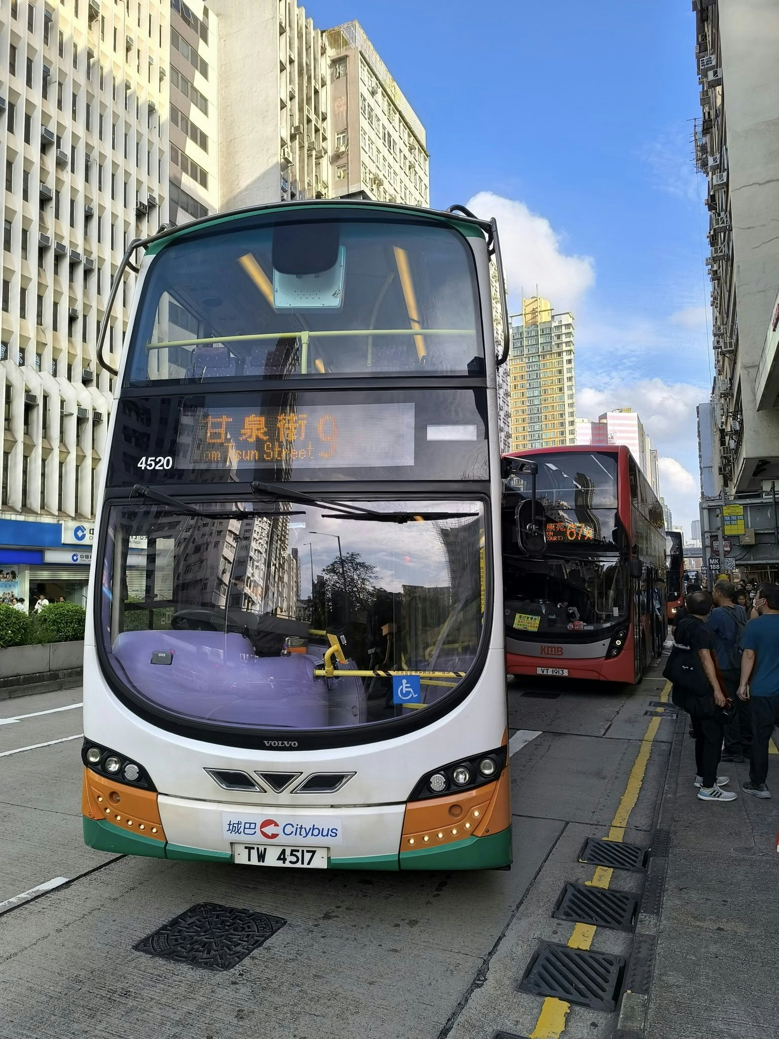 有片｜太子城巴和九巴相撞車窗碎裂濺傷2女乘客︰玻璃都爆晒