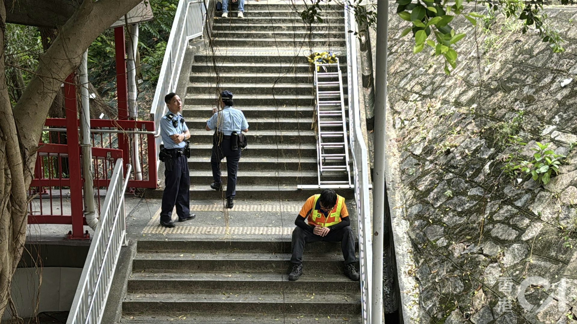 現場為黃大仙馬仔坑道18號、一條來往竹園南邨及摩士公園的行人天橋。(翁鈺輝攝)