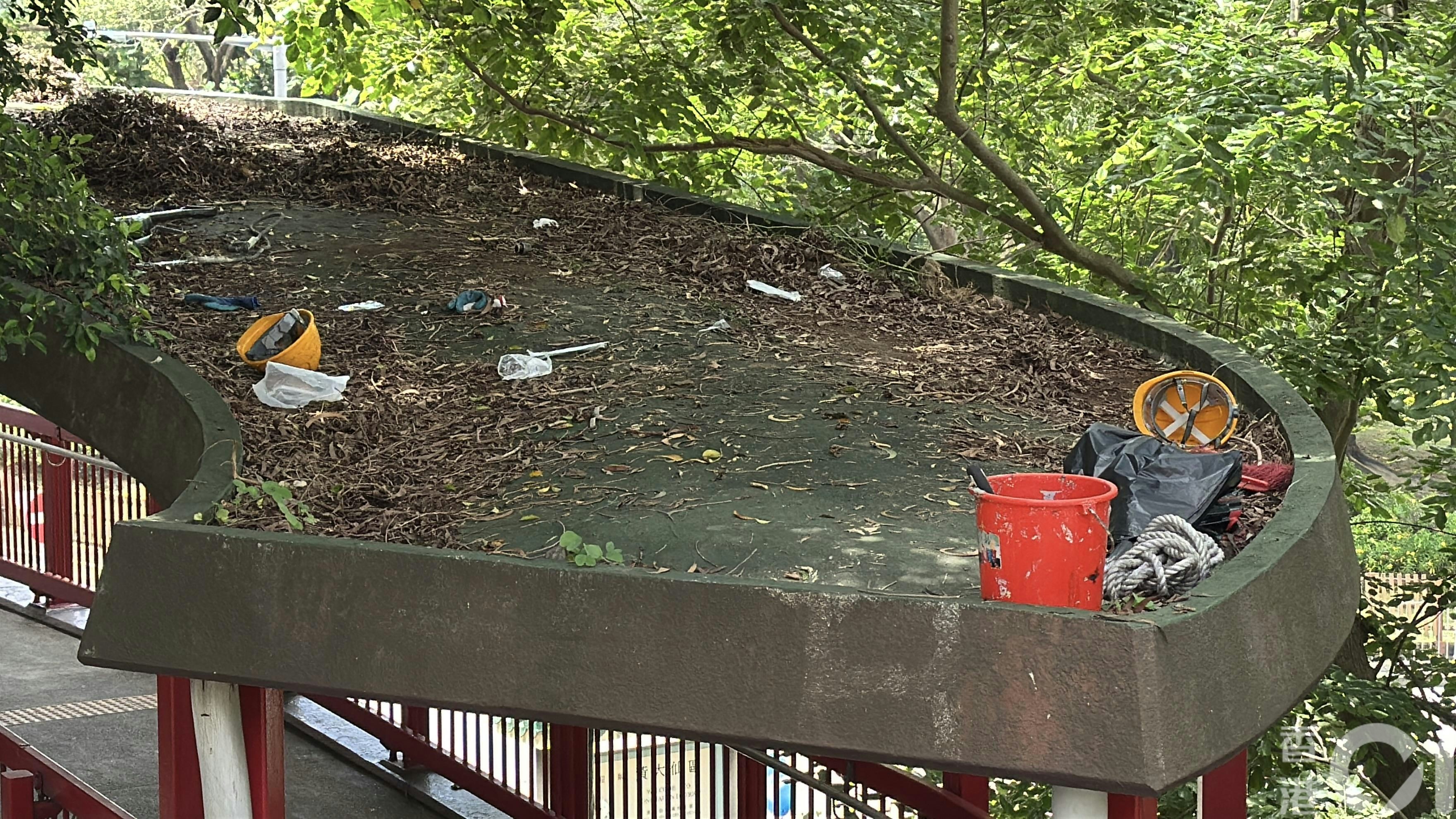 天橋頂上遺下事主的工具及安全帽等。（翁鈺輝攝）