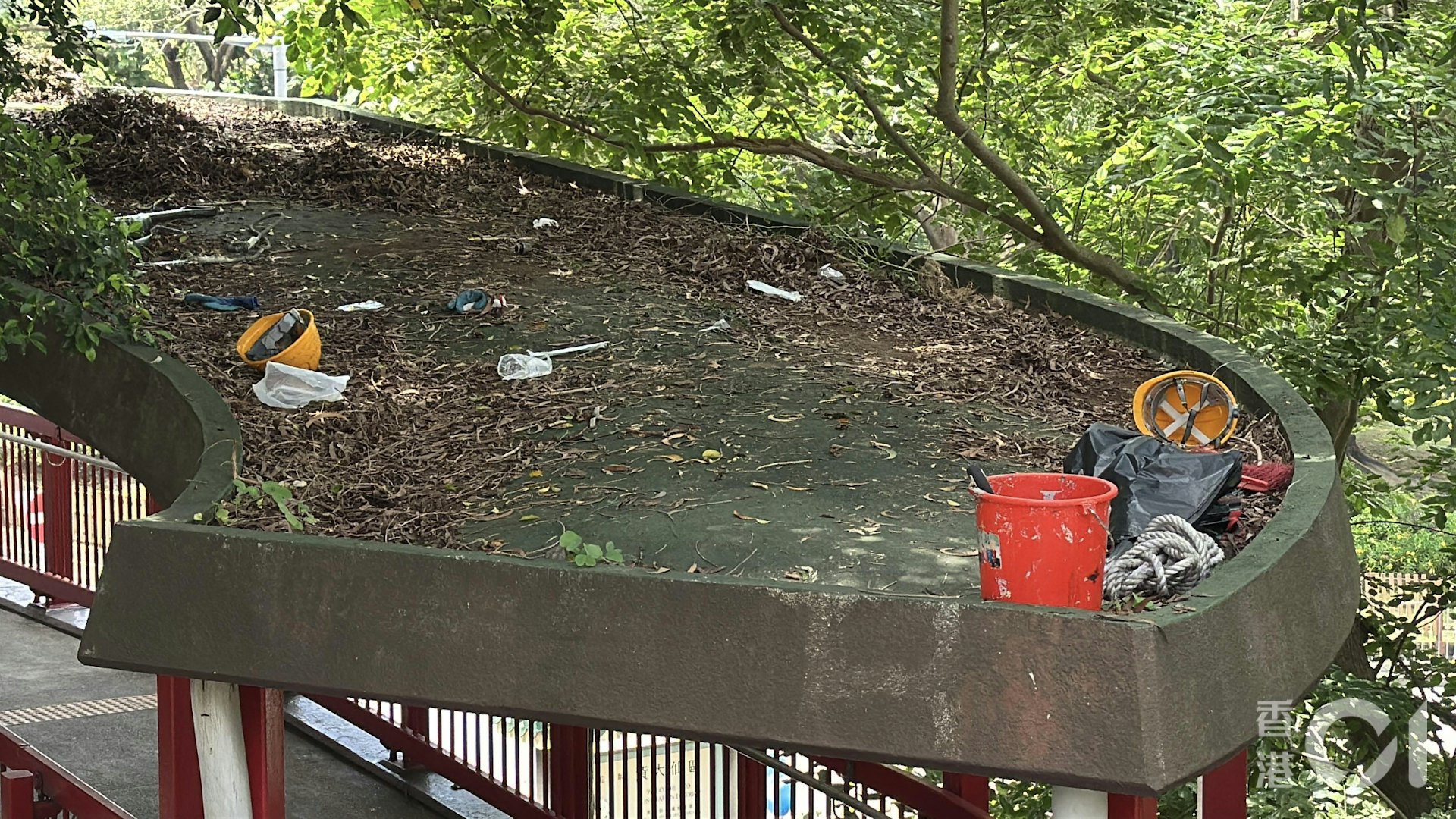 天橋頂上遺下事主的工具及安全帽等。(翁鈺輝攝)