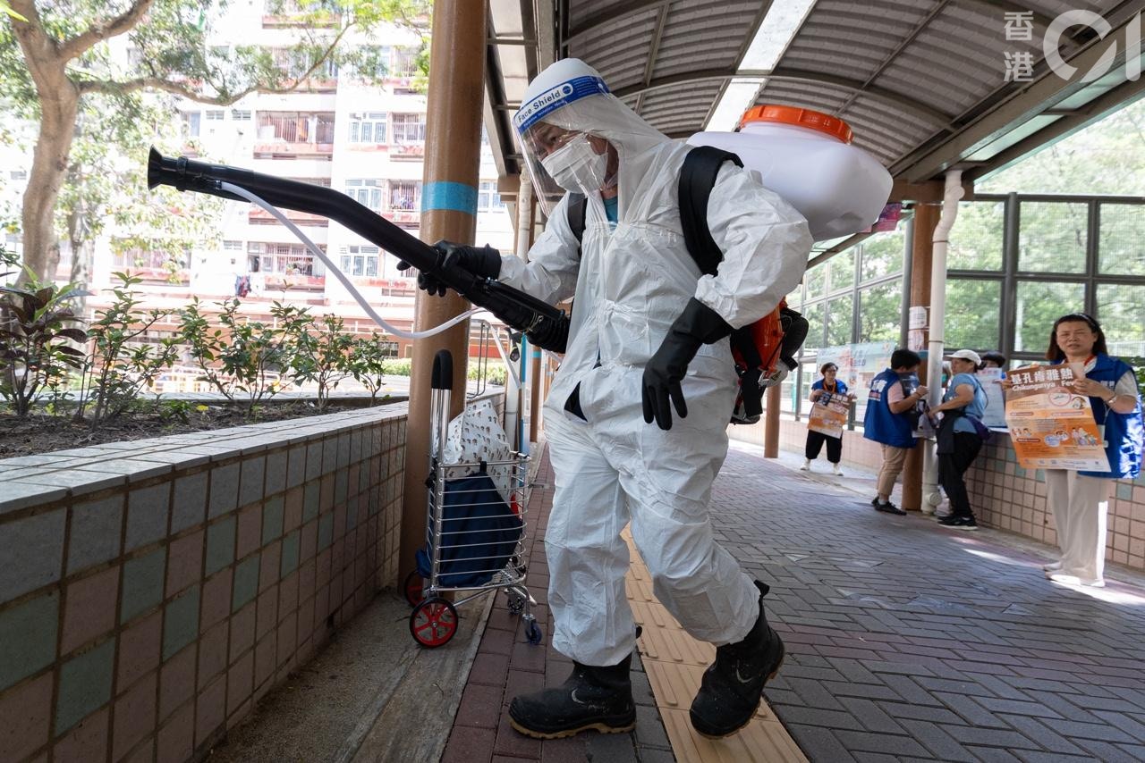 2025年8月8日，本港新增一宗基孔肯雅熱輸入個案，涉及一名66歲女子，她居於葵青石籬一邨，上月到佛山探親。食環署翌日安排人員到石籬一邨滅蚊。（梁鵬威攝）