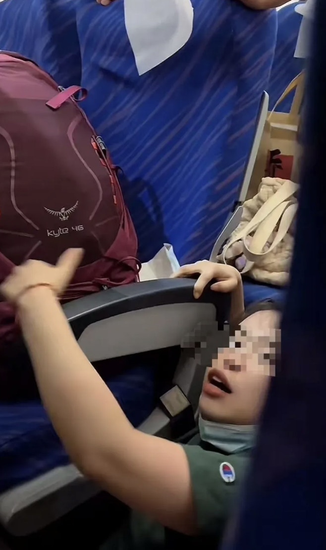 當事女子被推倒在地。（影片截圖）