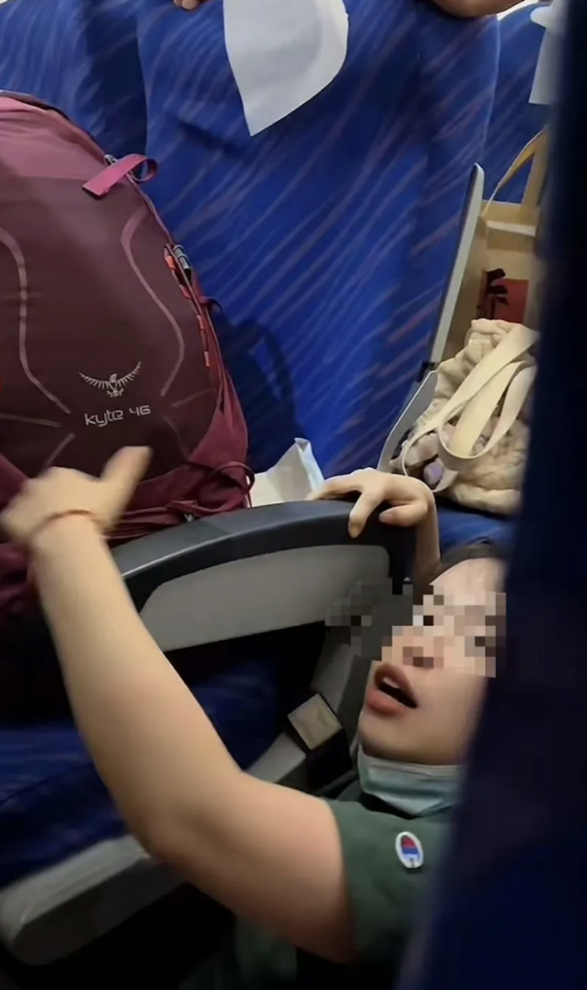 當事女子被推倒在地。(影片截圖)