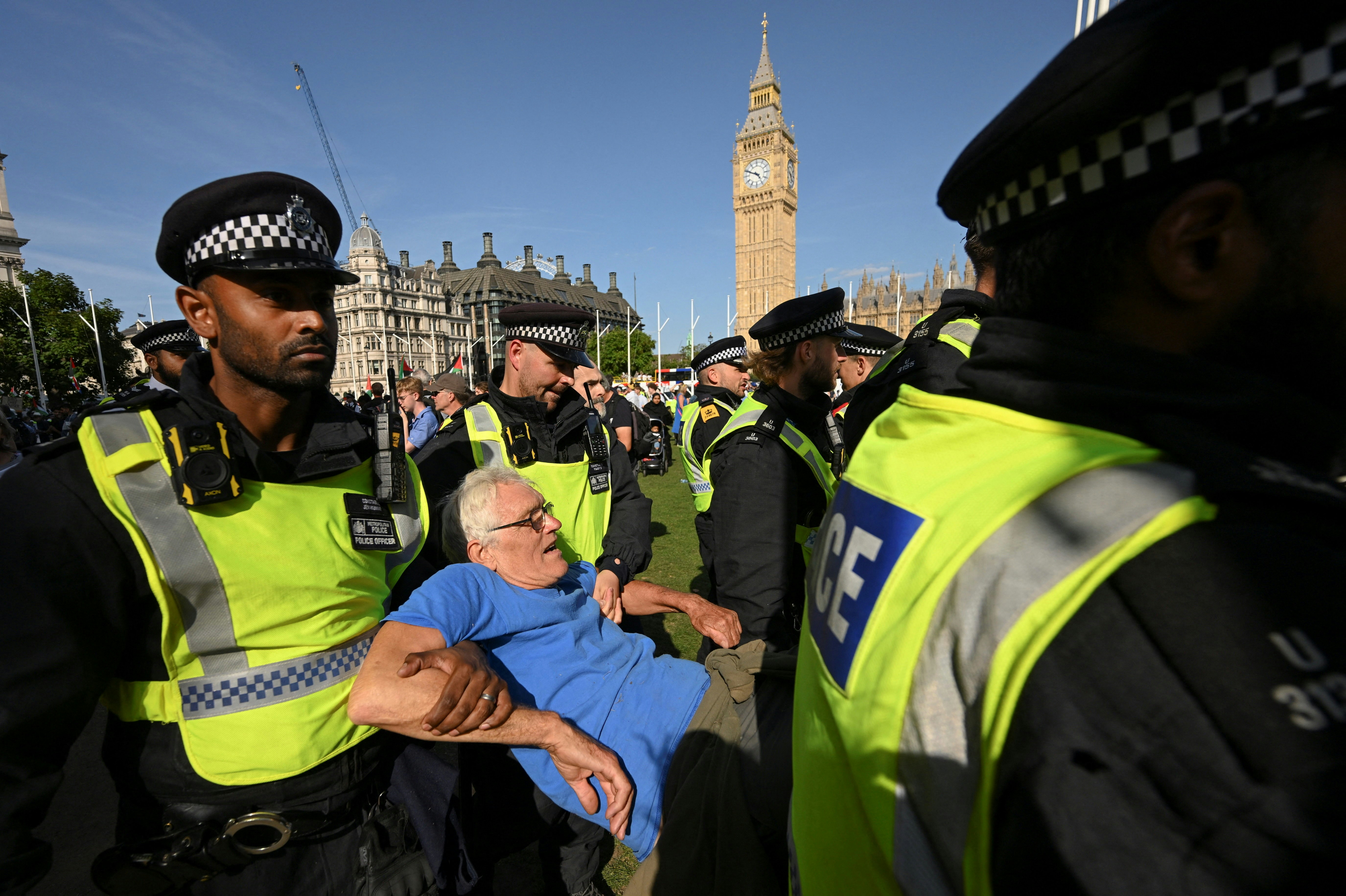 英國會外有民眾集會 反對親巴組織遭取締 至少365名示威者被捕