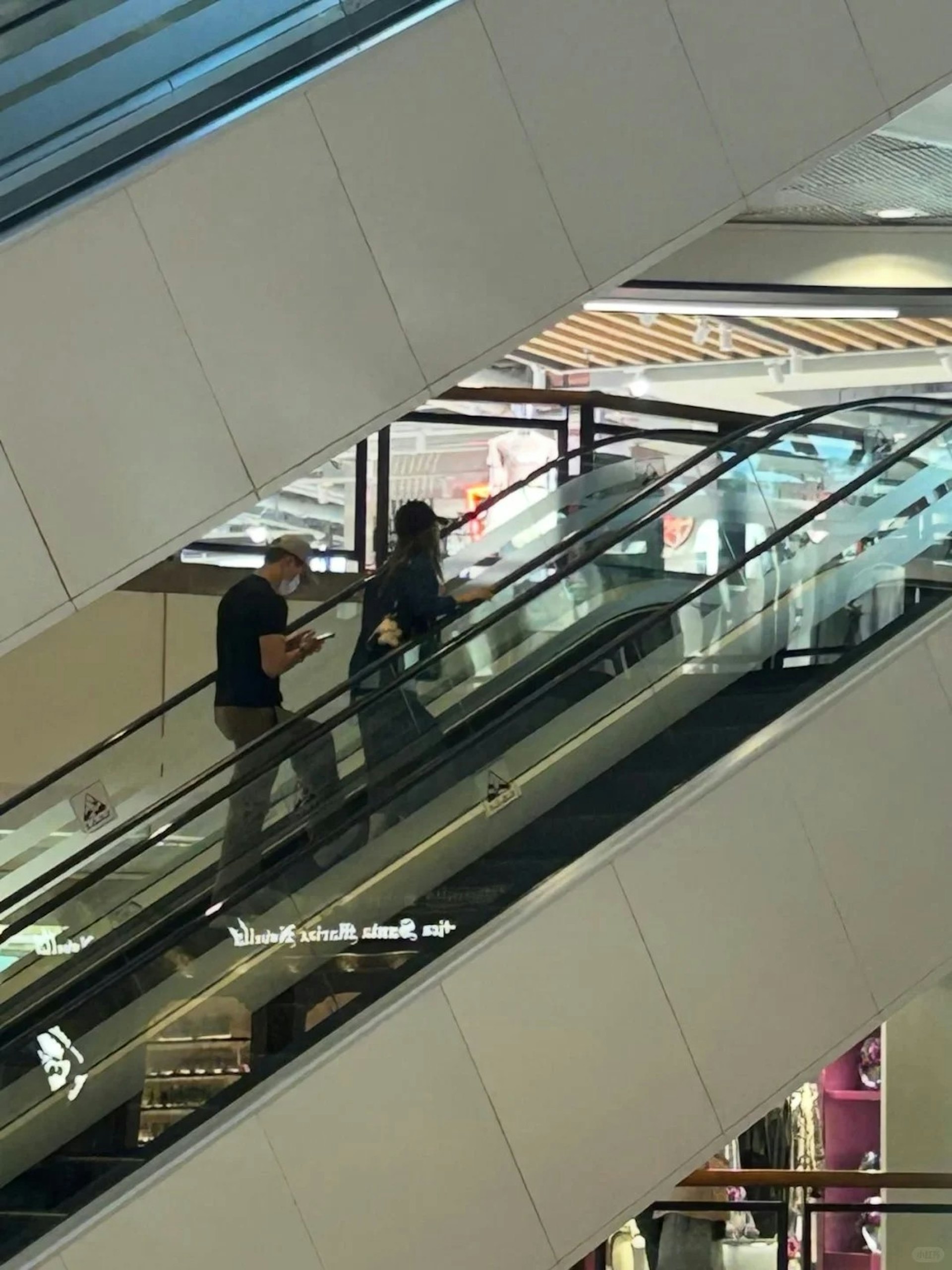 葉蒨文與曾展望被影到拍拖逛商場。(threads截圖)