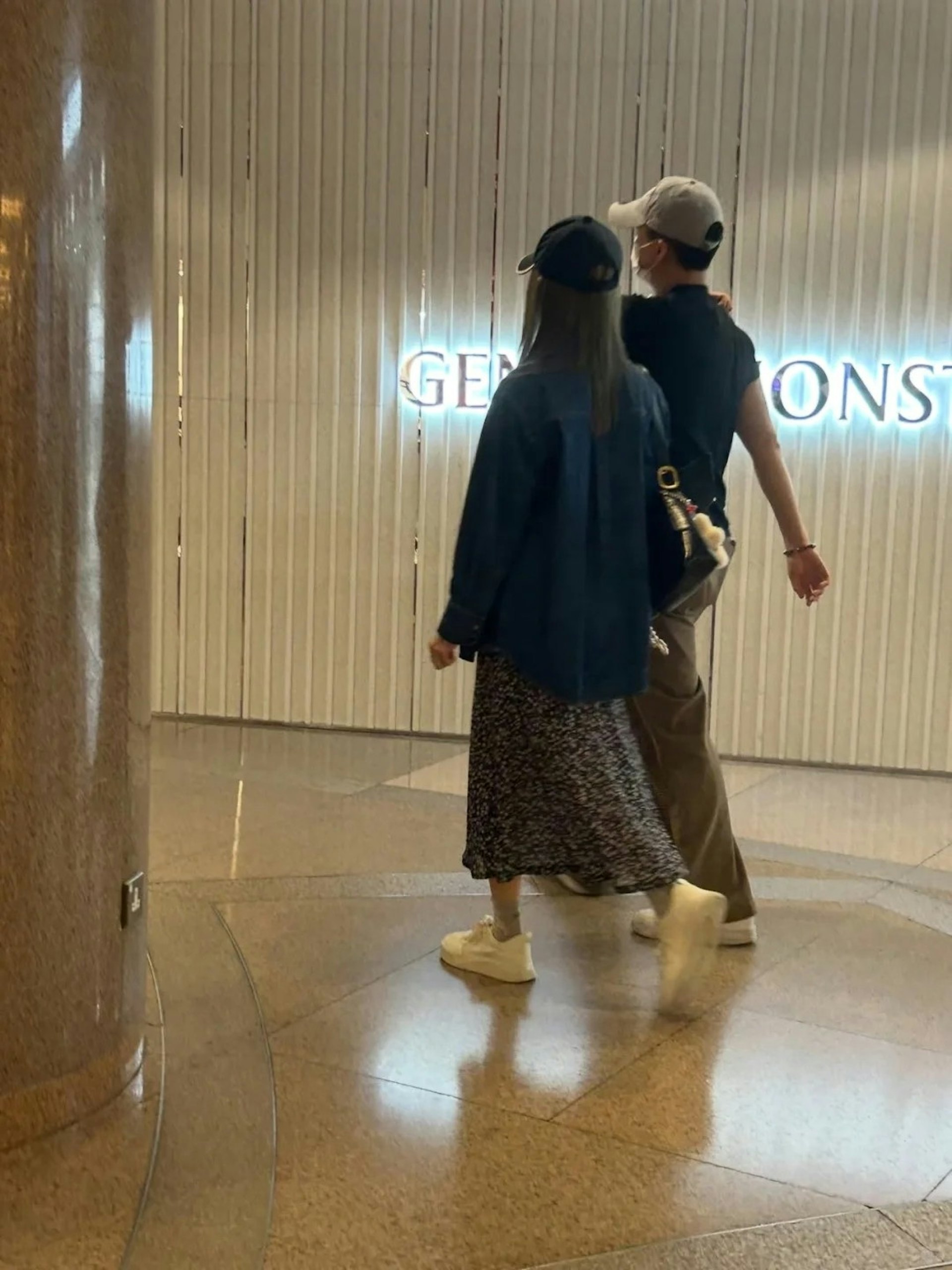 葉蒨文與曾展望被影到拍拖逛商場。(threads截圖)