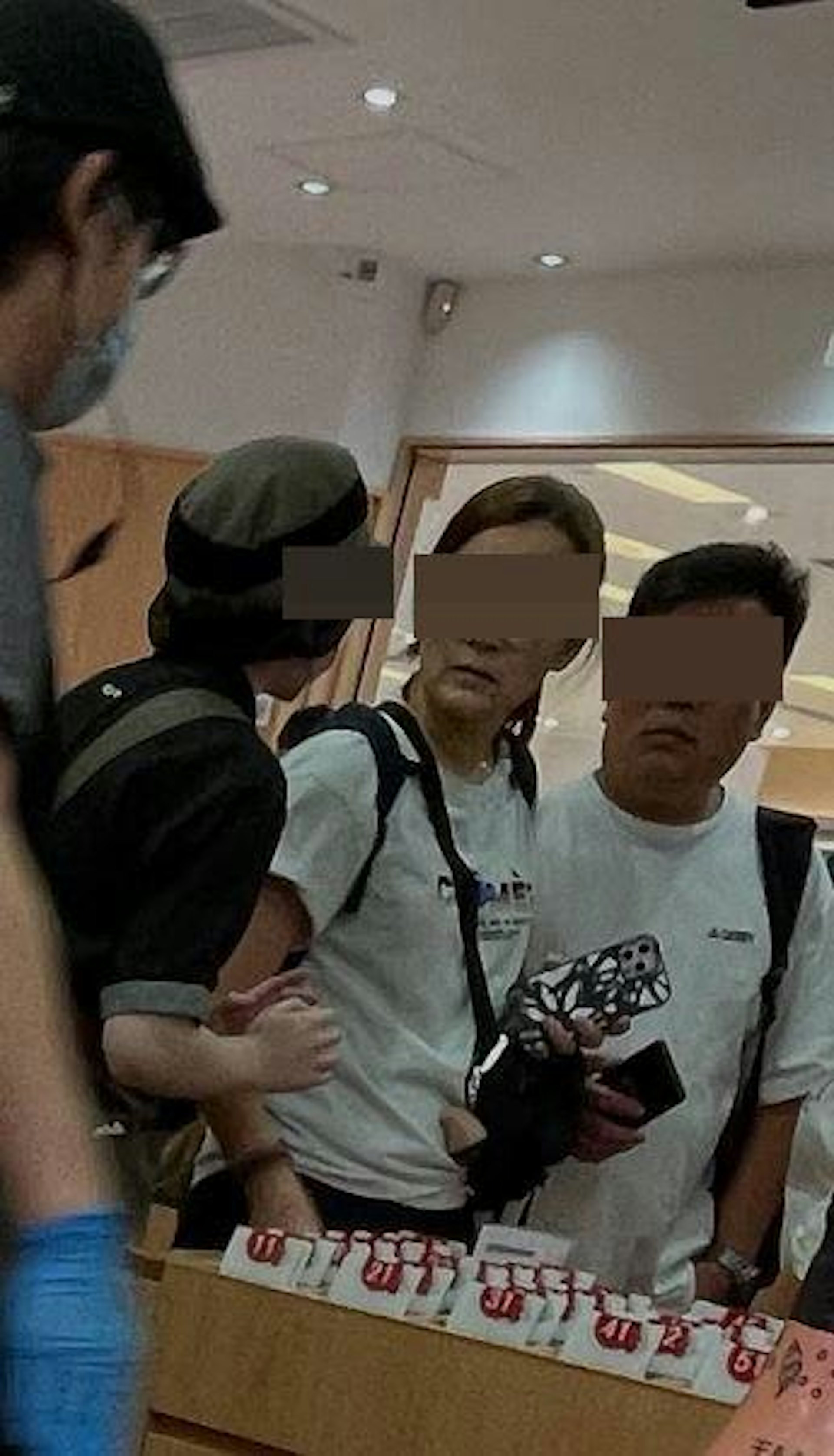 網上流傳影片,指新蒲崗壽司郎分店,有一家三口因不滿排隊等候1小時仍未能入座,暴怒爆粗狂罵職員。(Threads@badmanbc)