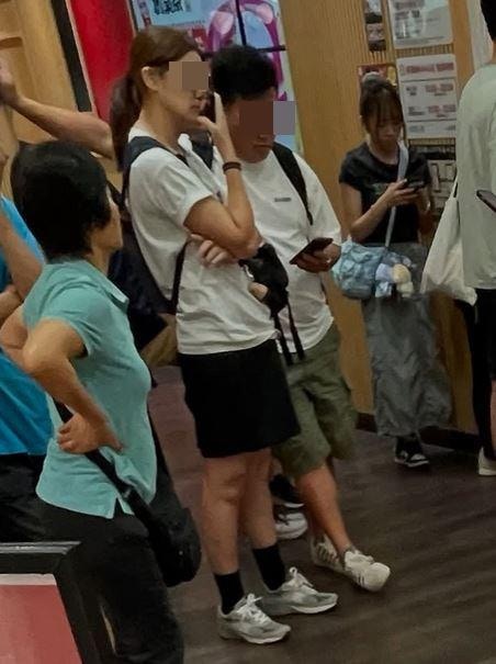 樓主指，目擊有一家三口在壽司郎「等位等到X職員老X」。（Threads@badmanbc）