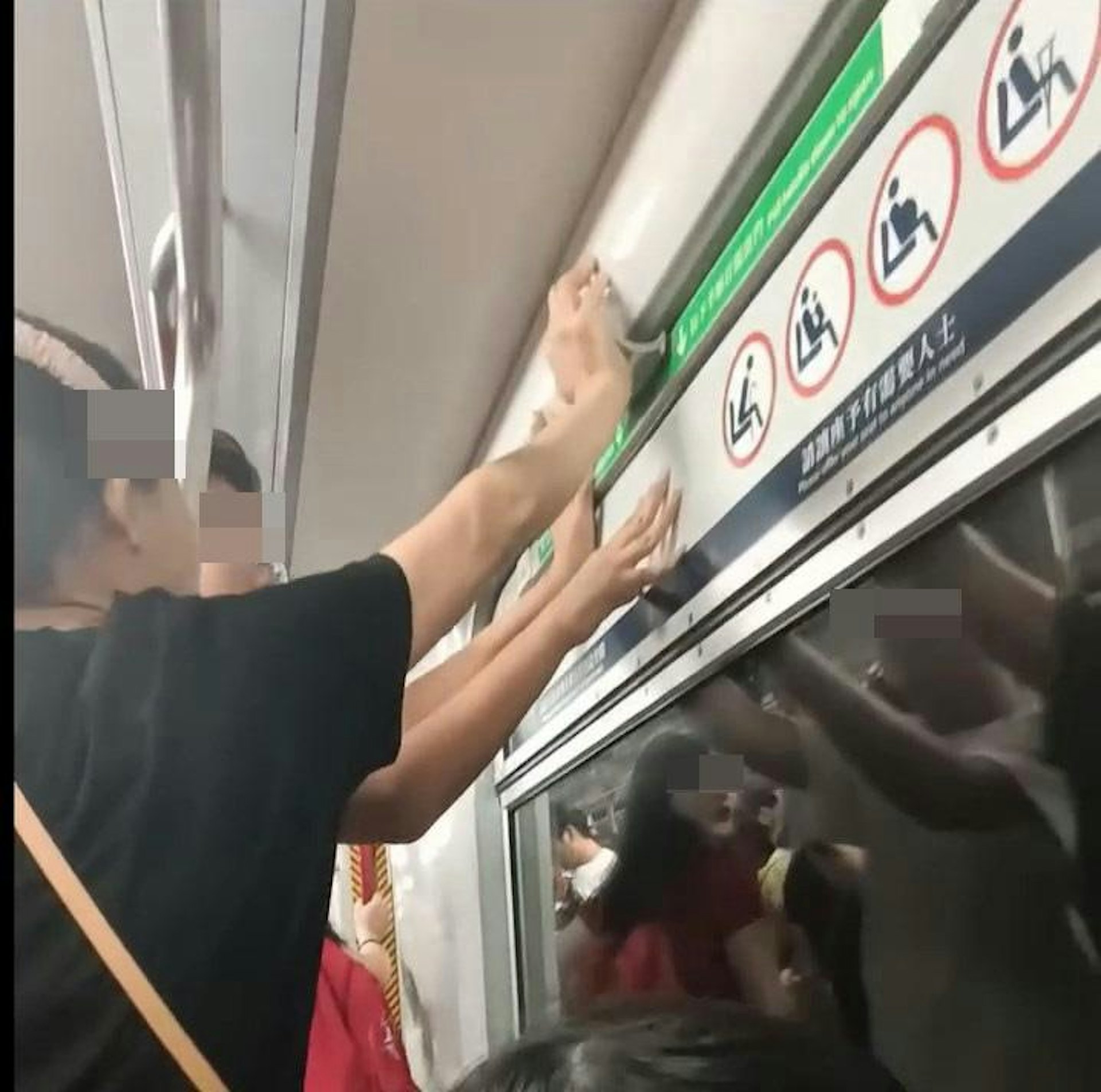 本港網絡瘋傳1段影片,指行駛中的港鐵車廂內,有多名內地乘客懶理其他人責罵,打開車廂座位上方的「緊急通風窗」。(Threads@l7l_ivn.0509y)