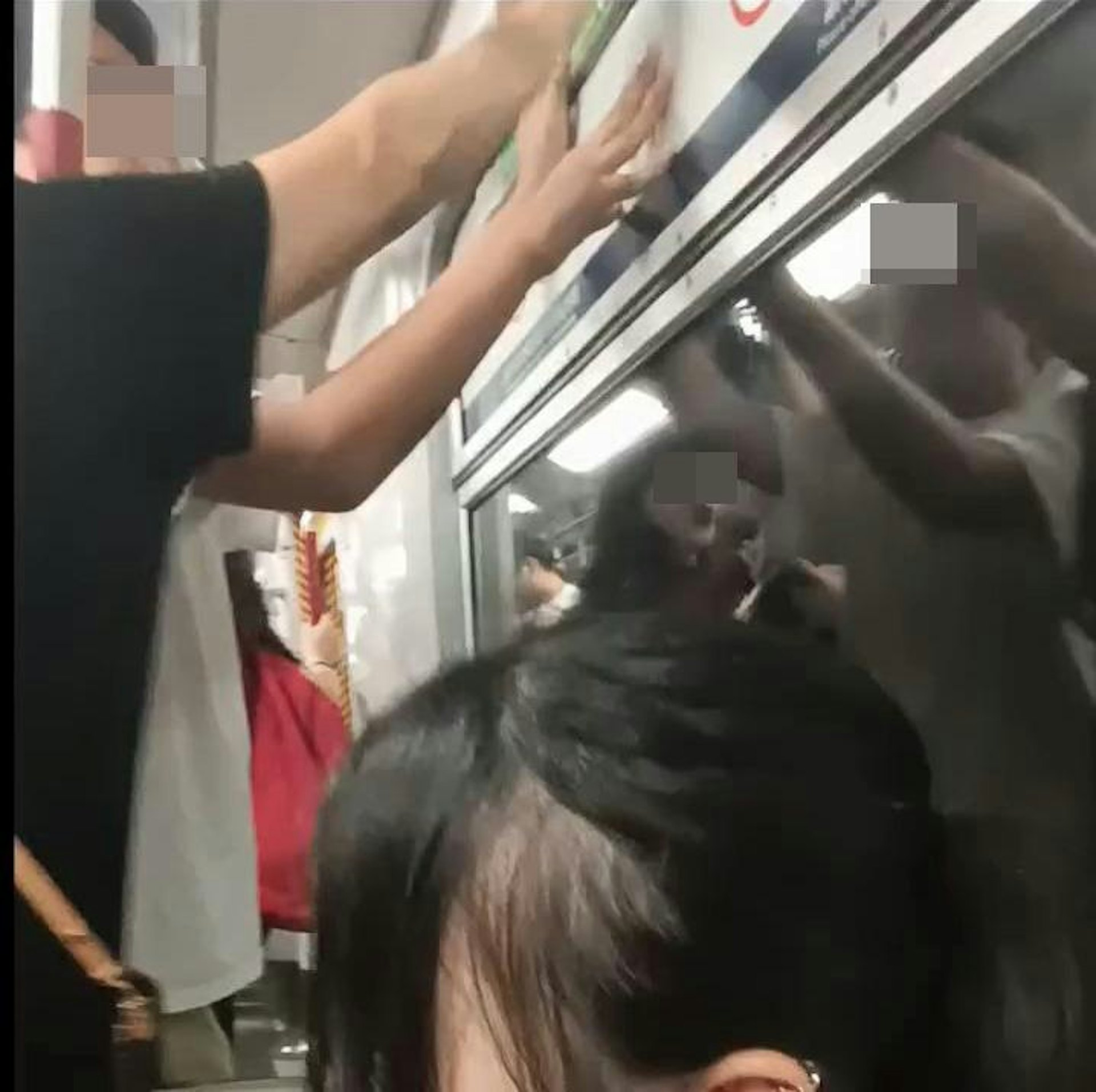 當時列車正駛往尖沙咀站,有2名操普通話女子正嘗試關上「緊急通風窗」。(Threads@l7l_ivn.0509y)