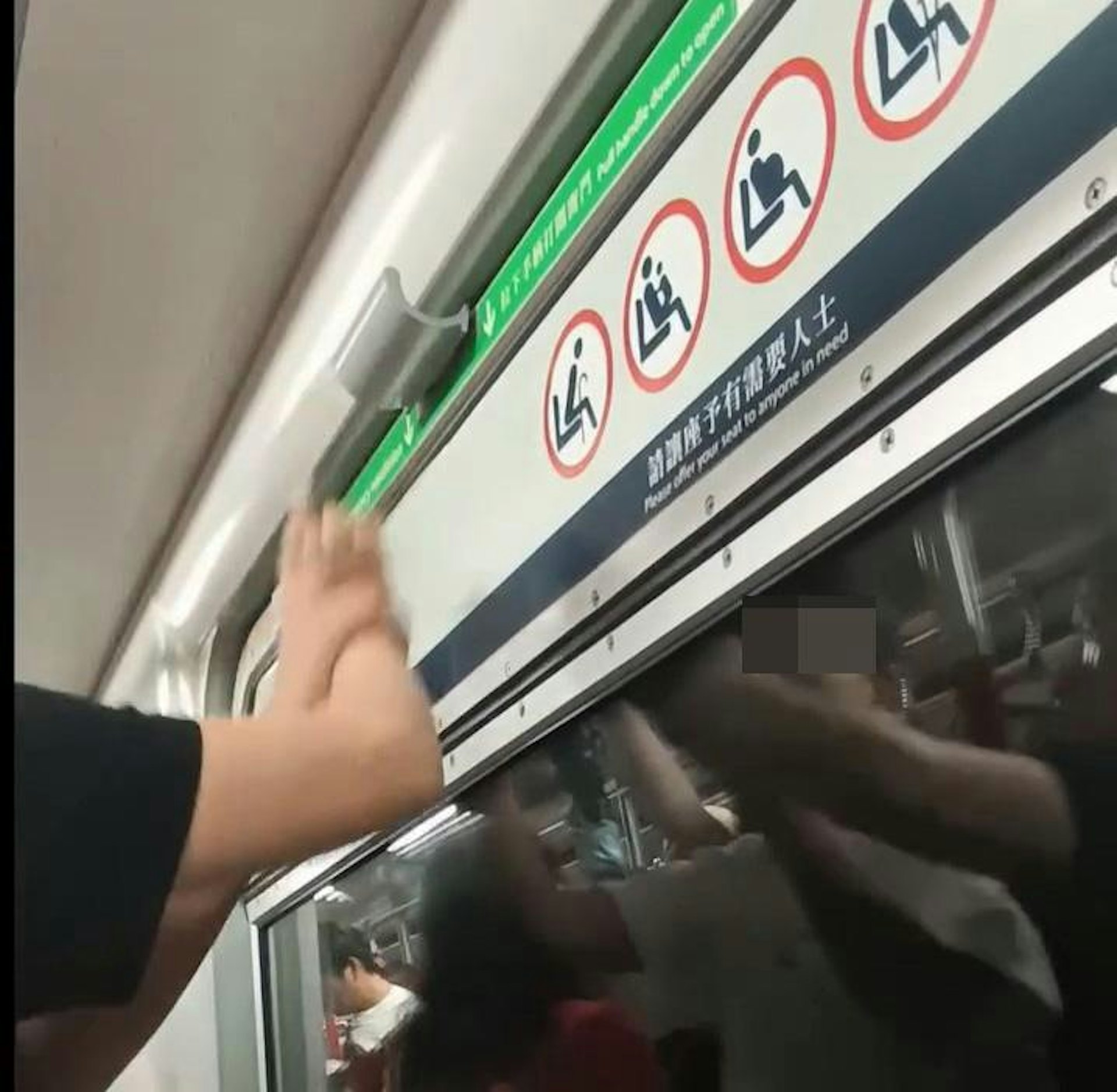 多番嘗試下,普通話女子最終與友人合力推實手柄,成功關上車窗並放手。(Threads@l7l_ivn.0509y)