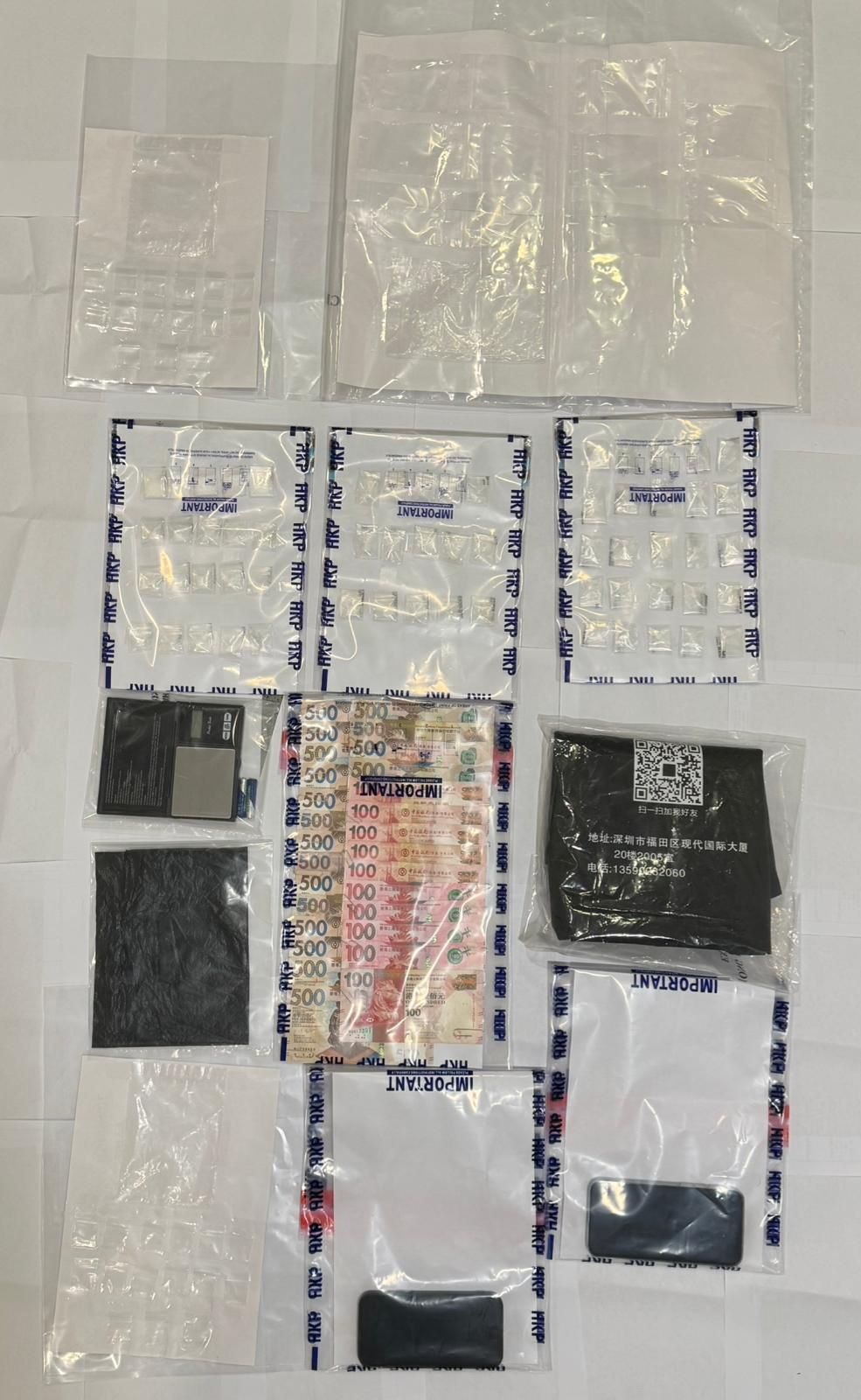 行動中，人員檢獲共約28克的懷疑霹靂可卡因和兩克懷疑氯胺酮，毒品市值共約3萬3000元。(警方提供)