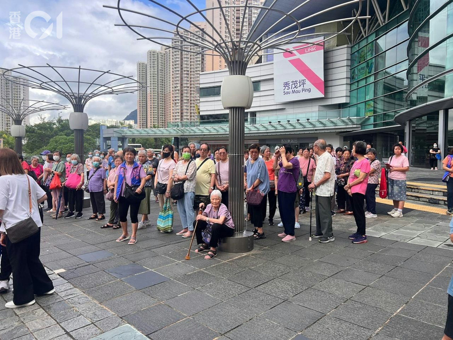 「中西醫結合・預治基孔肯雅熱」 全港防蚊滅蚊行動啟動禮今日(12日)於秀茂坪商場舉行,向居民派發驅蚊香包及蚊貼等防蚊用品。(梁曉煒攝) 「中西醫結合・預治基孔肯雅熱」 全港防蚊滅蚊行動啟動禮今日(12日)於秀茂坪商場舉行,向居民派發驅蚊香包及蚊貼等防蚊用品。(梁曉煒攝)