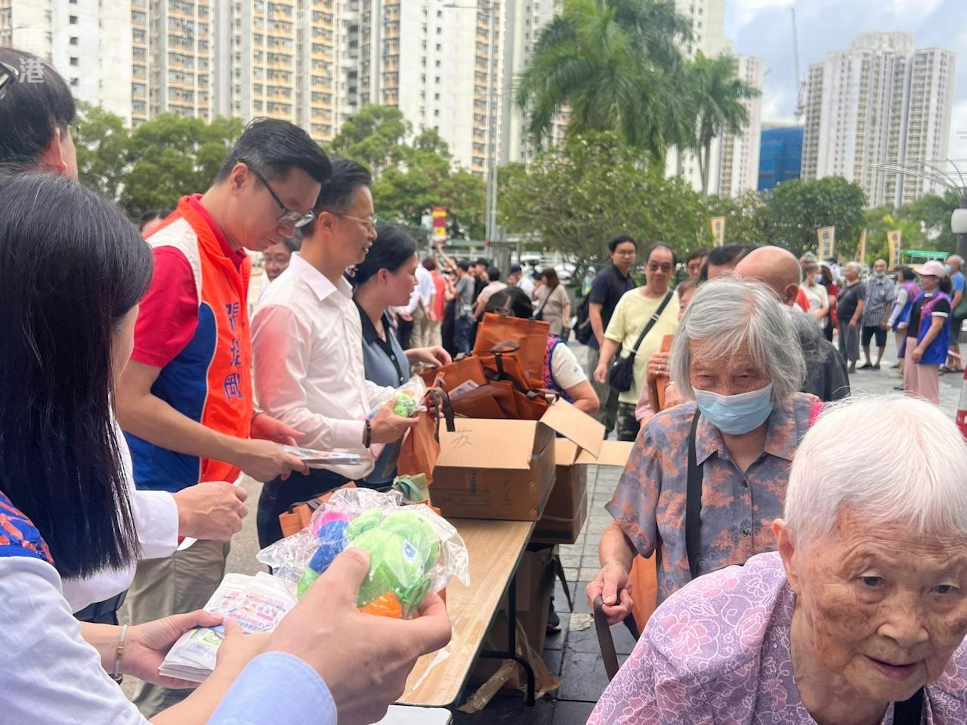 「中西醫結合・預治基孔肯雅熱」 全港防蚊滅蚊行動啟動禮今日(12日)於秀茂坪商場舉行,向居民派發驅蚊香包及蚊貼等防蚊用品。(梁曉煒攝) 「中西醫結合・預治基孔肯雅熱」 全港防蚊滅蚊行動啟動禮今日(12日)於秀茂坪商場舉行,向居民派發驅蚊香包及蚊貼等防蚊用品。(梁曉煒攝)