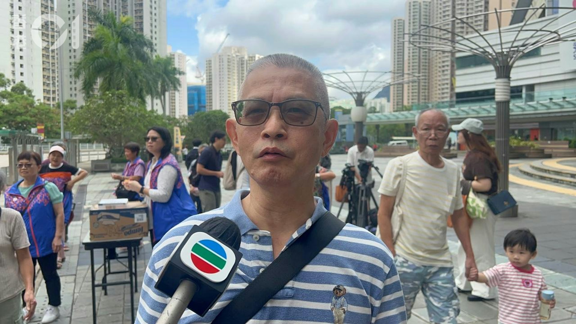 余先生領取防蚊用品後指,平時滅蚊措施已經「好足夠」,「有蚊都被政府捉晒」。(梁曉煒攝) 余先生領取防蚊用品後指,平時滅蚊措施已經「好足夠」,「有蚊都被政府捉晒」。(梁曉煒攝)