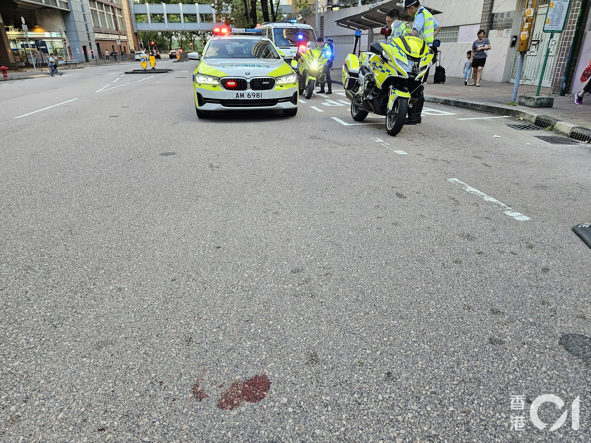 現場馬路遺下血跡。(梁偉權攝)