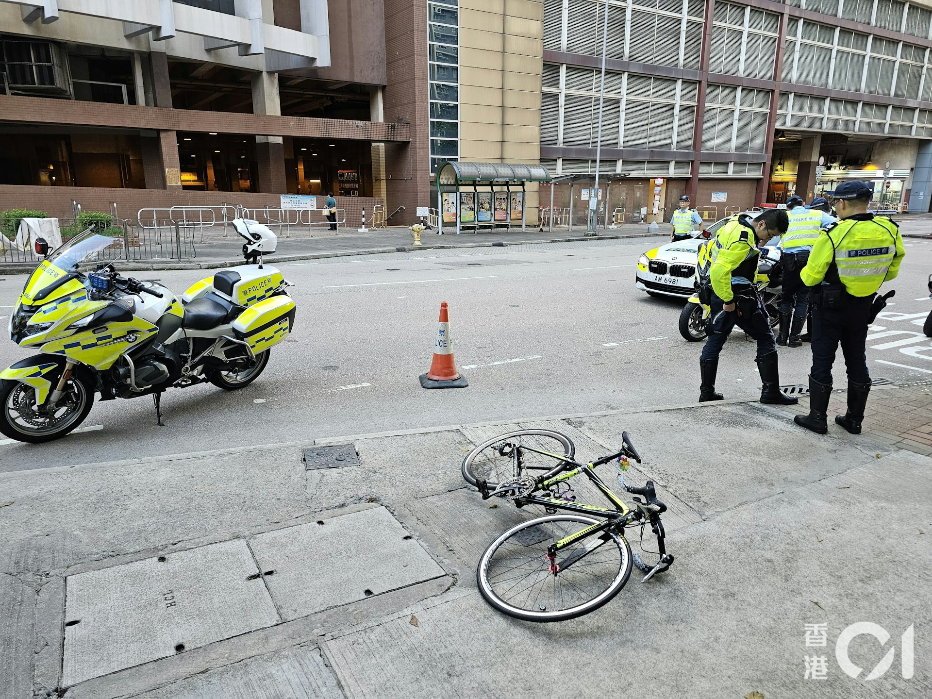 女事主被一輛單車撞倒。(梁偉權攝)