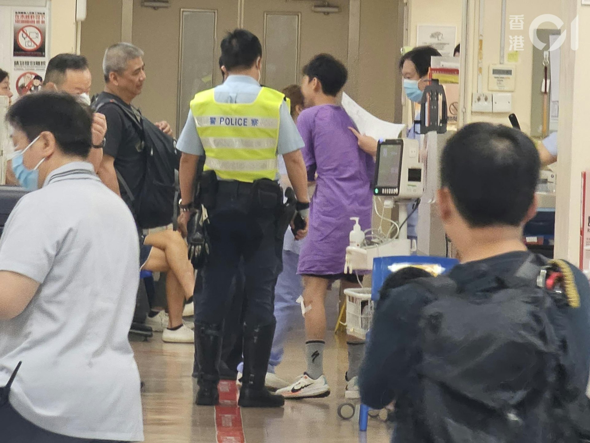 單車少年同受傷送院。(梁偉權攝)